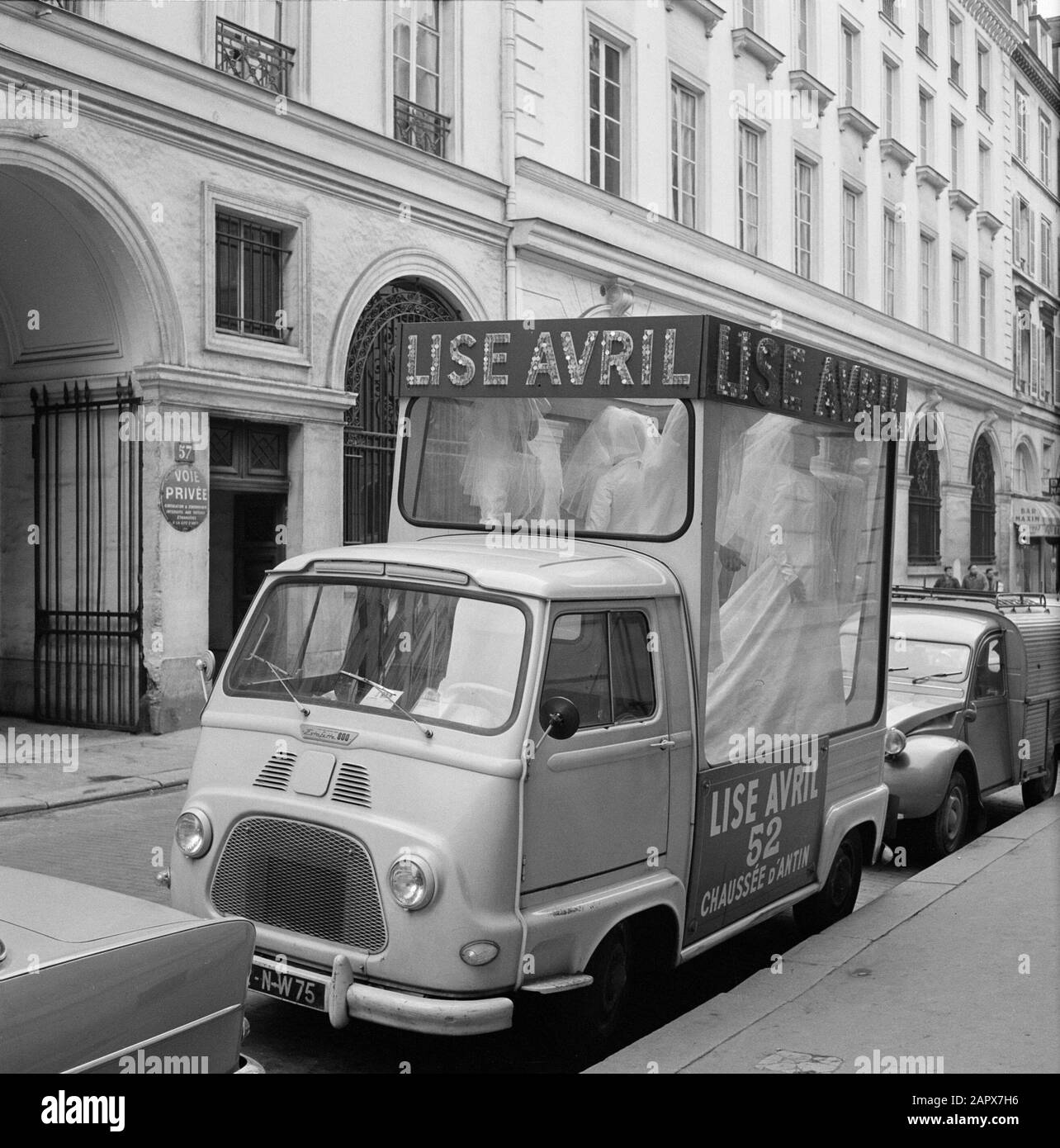 Pariser Bilder [la vita di strada di Parigi] Finestra di negozio Di Guida con abbigliamento nuziale Data: 1965 luogo: Francia, Parigi Parole Chiave: Automobili, vetrine, abbigliamento, veli, immagini di strada Foto Stock