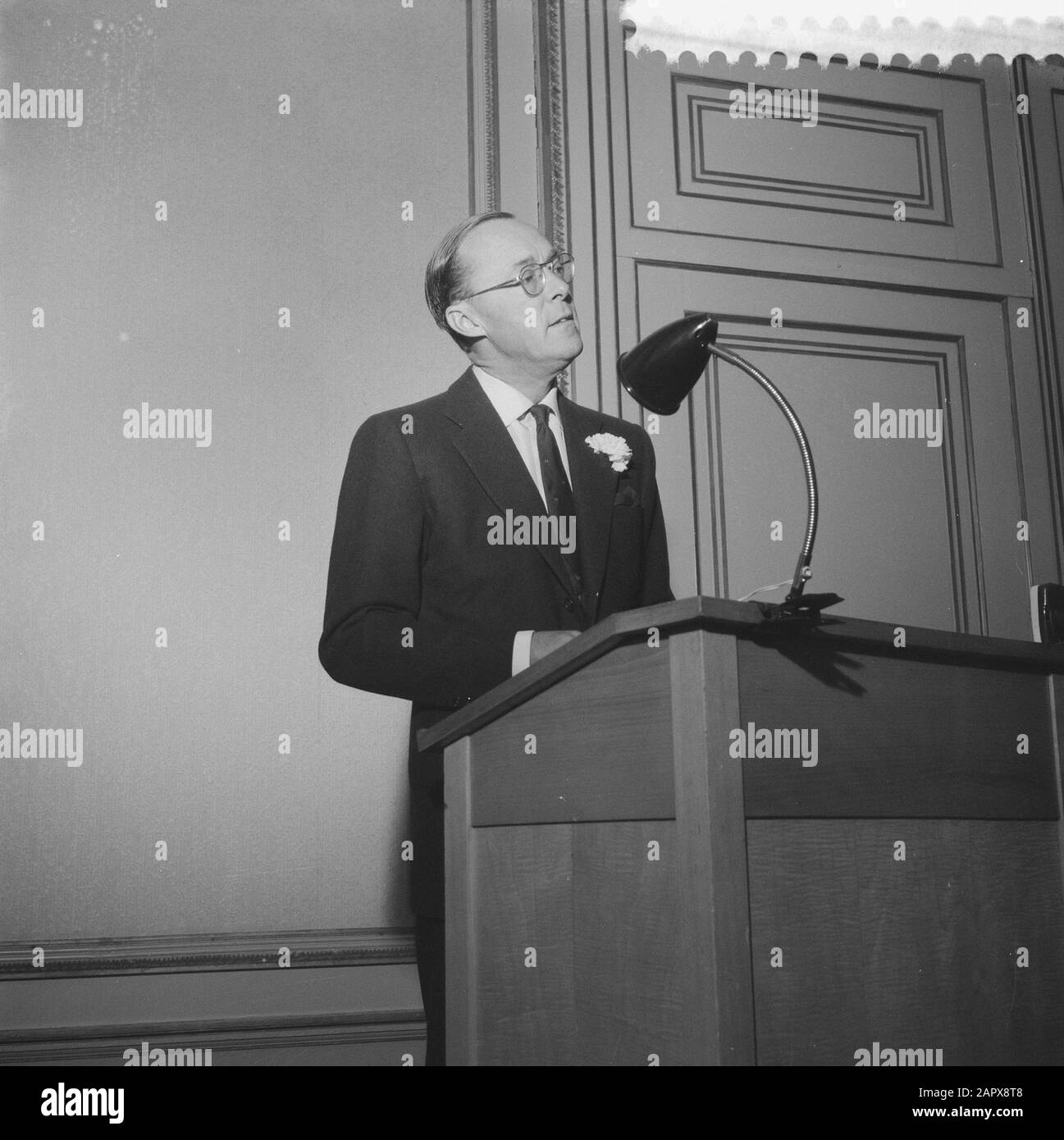 Prins Bernhard presiede l'incontro annuale della Fondazione Organizzazione Olandese Per L'Assistenza Internazionale, il Principe durante il suo discorso Data: 23 marzo 1960 Parole Chiave: Incontri annuali, redes Nome personale: Bernhard, Prince Foto Stock
