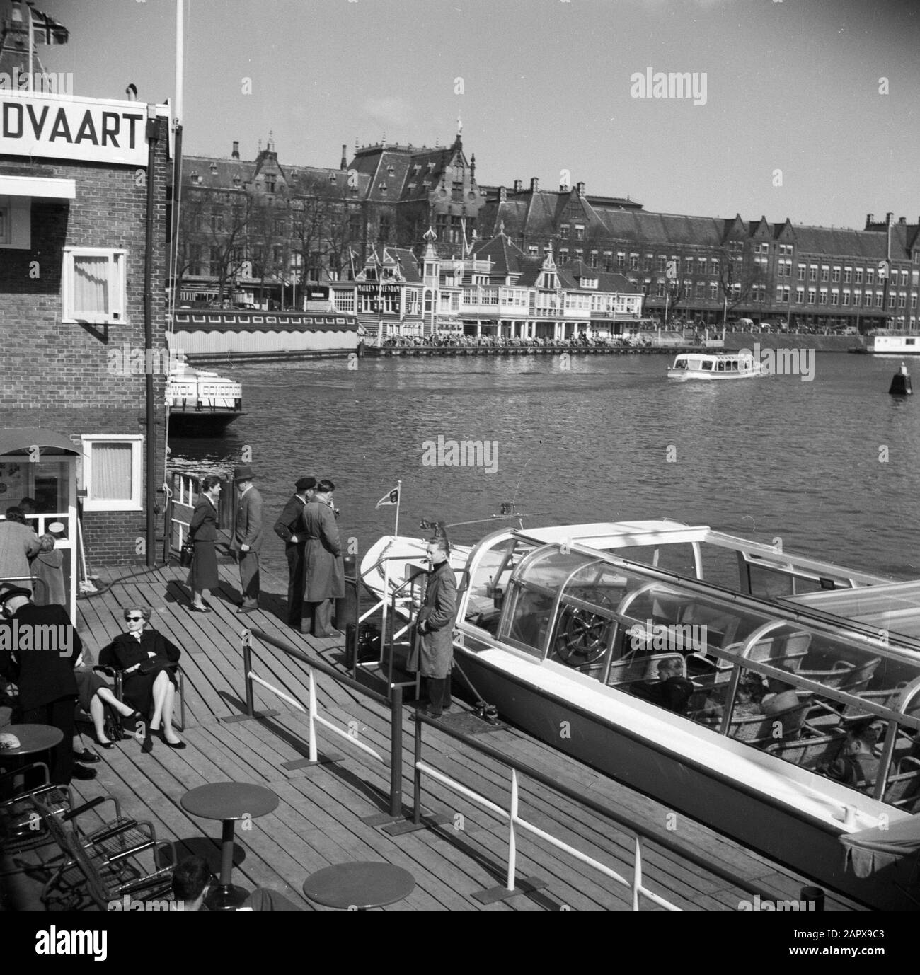 Amsterdam Barca crociera al molo presso la stazione centrale Data: 1 gennaio 1955 posizione: Amsterdam, Noord-Holland Parole Chiave: Canal boats, stazioni, turismo Foto Stock