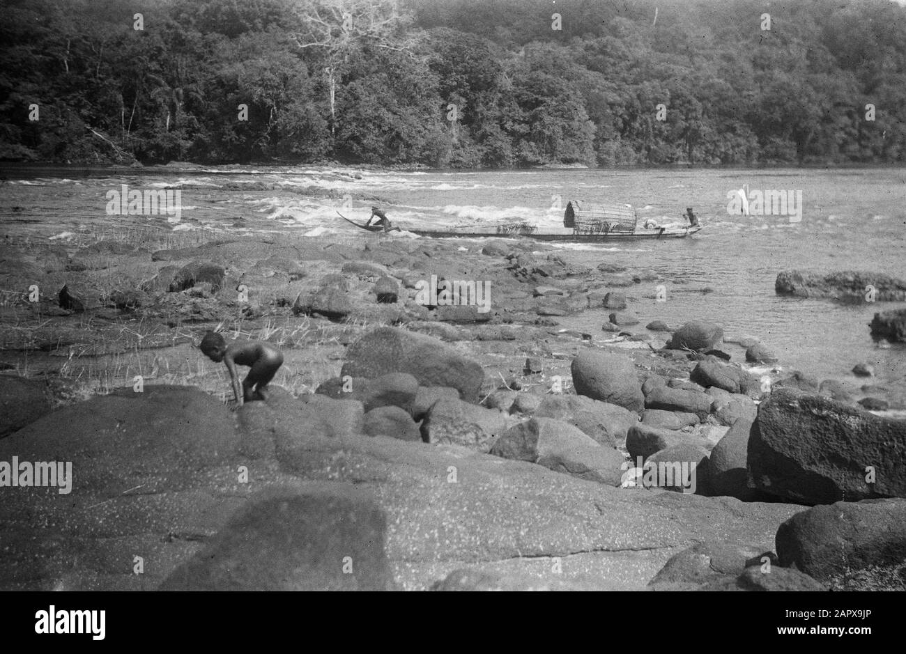 Viaggio in Suriname e le Antille Olandesi Rocks nel Marowijnerivier Data: 1947 Località: Marowijne, Suriname Parole Chiave: Montagne, fiumi, navi Foto Stock