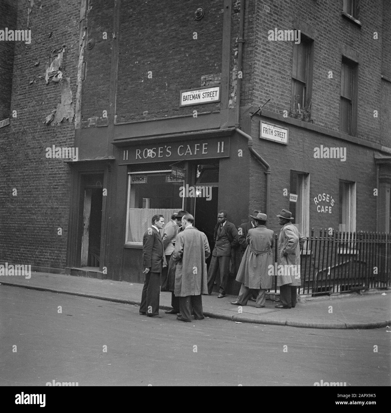 Spivs a Soho, London Roses Cafe a Soho, una caffetteria per guaritori all'angolo tra Frithstreet e Bateman Street Annotation: Spiv è la parola inglese per 'healer', 'shaker' Data: 1947 posizione: Inghilterra, Londra Parole Chiave: Ospitalità, commercio nero Foto Stock