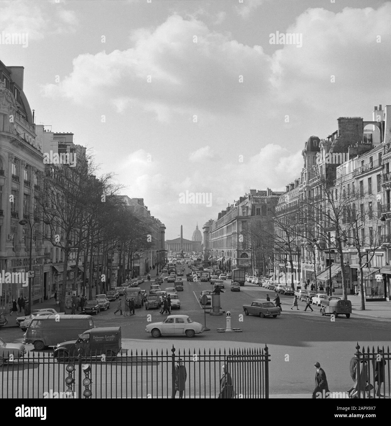 Pariser Bilder [la vita di strada di Parigi] Rue Royale Data: 1965 luogo: Francia, Parigi Parole Chiave: Automobili, immagini di strada, traffico Foto Stock