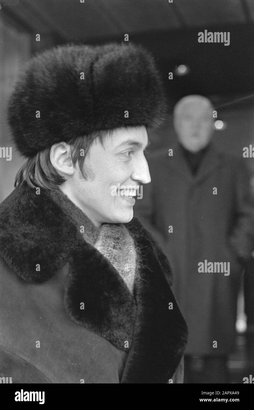 Il campione di scacchi del mondo russo Karpov a Schiphol ha salutato da Max Euwe, headline Data: 14 febbraio 1976 posizione: Noord-Holland, Schiphol Parole Chiave: CHESKS, campioni del mondo Nome personale: Euwe , Max, Karpov, Anatoli Foto Stock