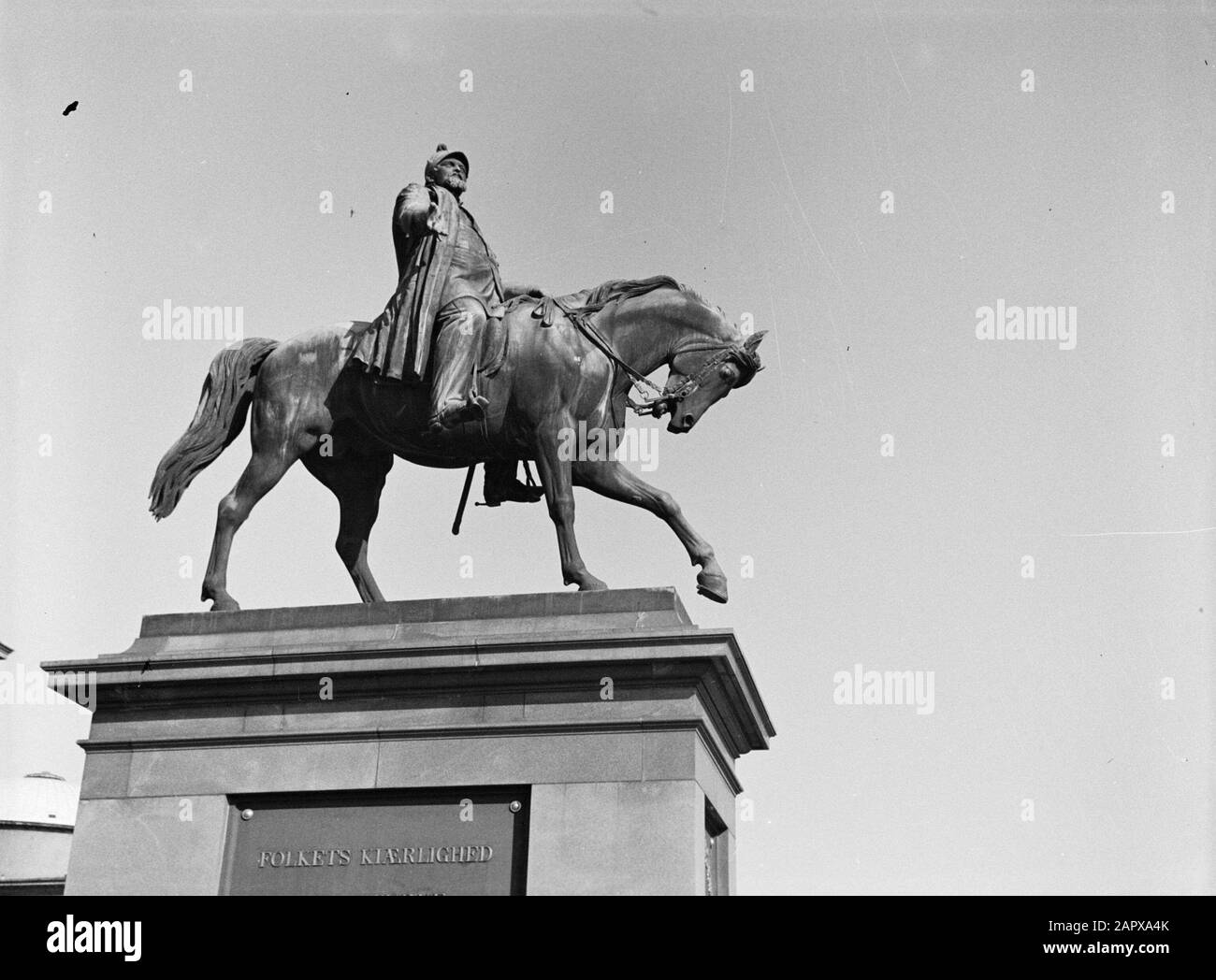 Visita alla statua equestre di Copenaghen del Re Cristiano V su piazza Kongens Nytorv Annotazione: Questa statua è stata sostituita da una nuova statua in bronzo nella 1940s Data: 1934 posizione: Danimarca, Copenaghen Parole Chiave: Re, monumenti, cavalieri, statue Foto Stock