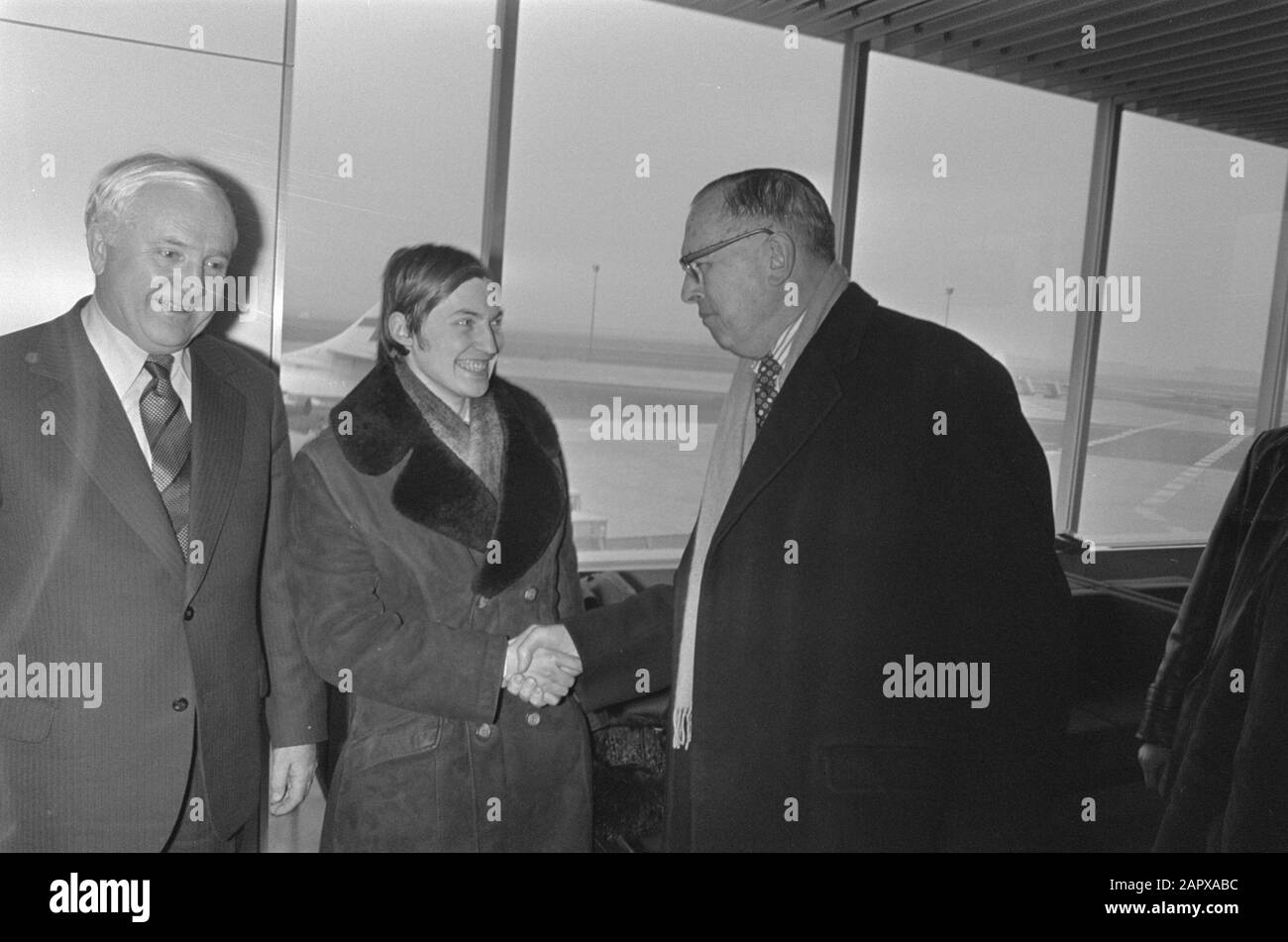 Campione mondiale russo di scacchi Karpov a Schiphol; da sn Ambasciatore russo Rananov, Karpov e Max Euwe a Schiphol Data: 14 febbraio 1976 Località: Noord-Holland, Schiphol Parole Chiave: Arrivo e partenza, diplomatici, scacchi, aeroporti Nome personale: Euwe, Max, Karpov, Anatoli Foto Stock