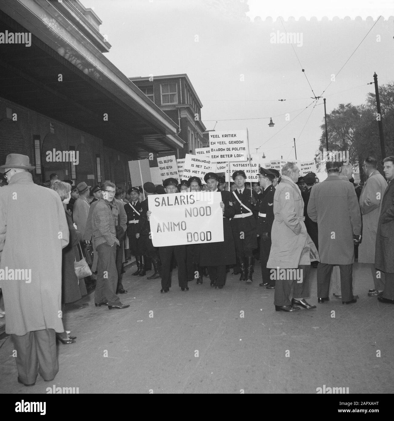 Incontro di protesta dei funzionari di polizia contro la politica salariale nel governo dell'Aia Data: 21 ottobre 1960 luogo: L'Aia, Zuid-Holland Parole Chiave: Incontri di protesta Foto Stock