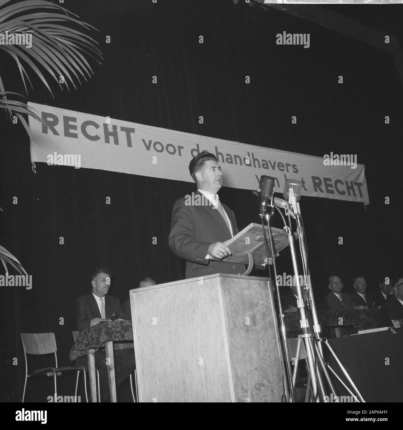 Incontro di protesta dei funzionari di polizia contro la politica salariale nel governo dell'Aia Data: 21 ottobre 1960 luogo: L'Aia, Zuid-Holland Parole Chiave: Incontri di protesta Foto Stock