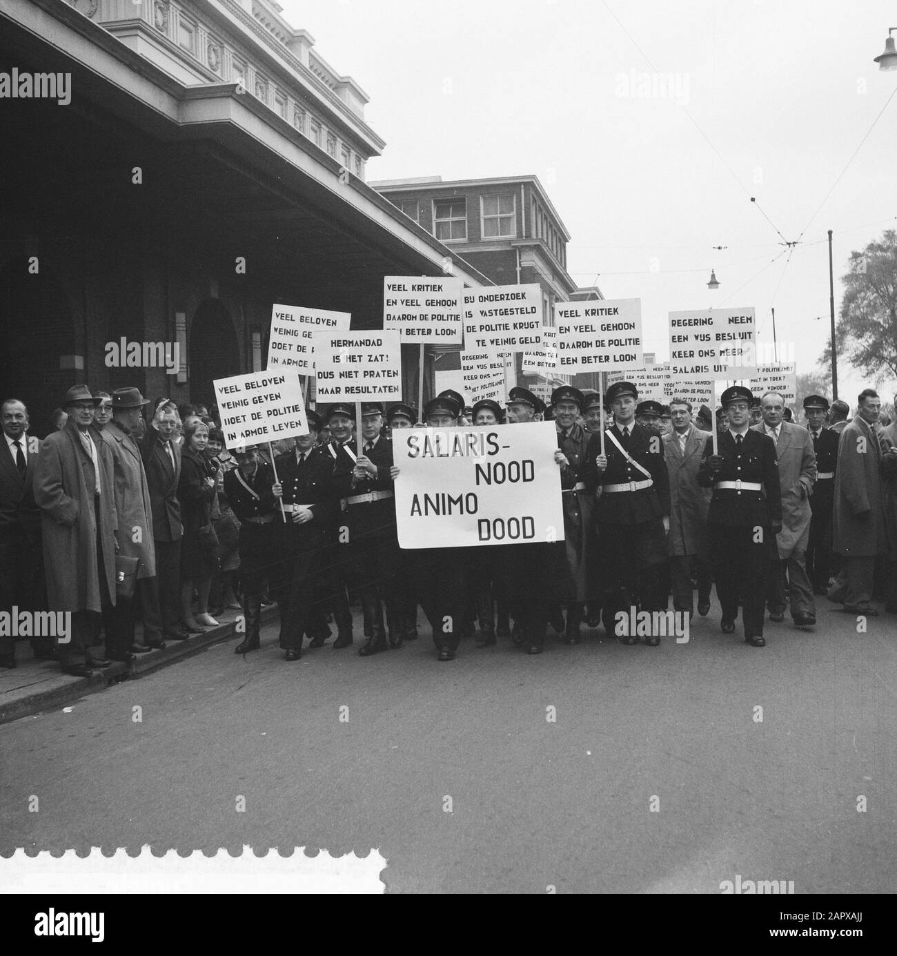 Incontro di protesta dei funzionari di polizia contro la politica salariale nel governo dell'Aia Data: 21 ottobre 1960 luogo: L'Aia, Zuid-Holland Parole Chiave: Incontri di protesta Foto Stock