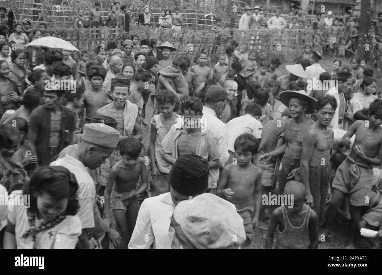 Cerimonia dell'abbigliamento della Croce Rossa a Salatiga Salatiga: La Croce Rossa Olandese ha organizzato un grande rilievo nelle aree liberate. Uno dei problemi è la preoccupante carenza di prodotti tessili, che è stata offerta da benefici di massa alla popolazione. Facce sorridenti a un palo di distribuzione della Croce Rossa a Bringin. Data: 18 Settembre 1947 Luogo: Indonesia, Indie Orientali Olandesi Foto Stock