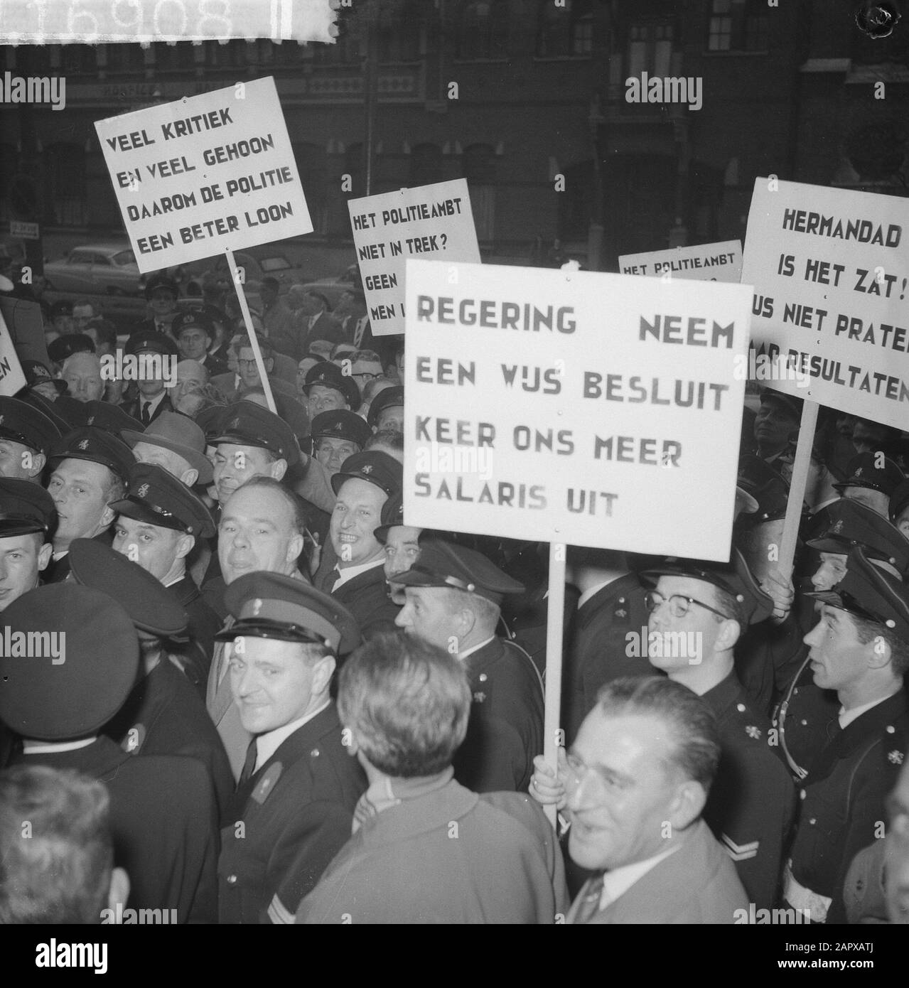 Incontro di protesta dei funzionari di polizia contro la politica salariale nel governo dell'Aia, agenti di protesta nella costruzione di OK & W all'Aia Data: 21 ottobre 1960 Località: L'Aia, Sud-Olanda Parole Chiave: Incontri di protesta, agenti, polizia Foto Stock