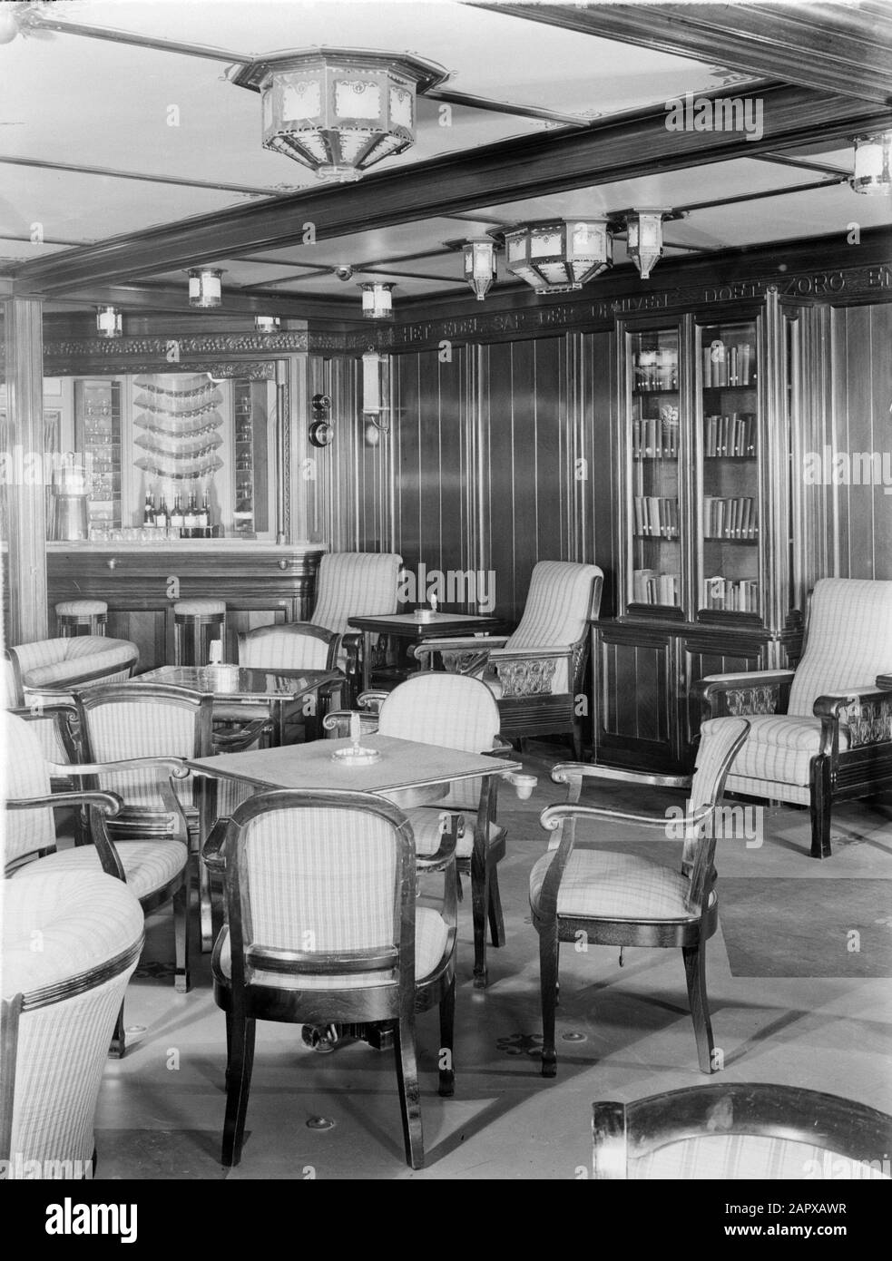 MS Colombia Salon prima classe sulla nave passeggeri Colombia del KNSM Annotazione: Colombia è stato lanciato nel 1930 e è stato torpato nel 1943. Il decor e' stato probabilmente progettato da C.A. Lion Cachet Data: 1934 Parole Chiave: Interni, navi Nome personale: Lion Cachet, C.A. Nome dell'istituzione: Colombia, KNSM Foto Stock