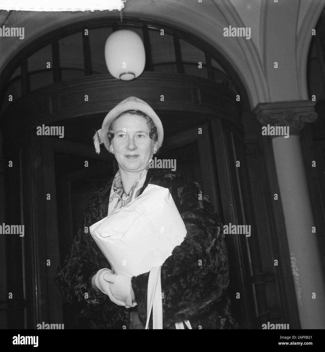 Sig.ra E. M. Dommeck-van Gemert su pubblico al ministro Beerman, con le approvazioni per la sua lotta contro l'abuso di bambini Data: 30 Novembre 1960 Parole Chiave: Pubblico Nome personale: Dommeck-van Gemert, E.M. Foto Stock