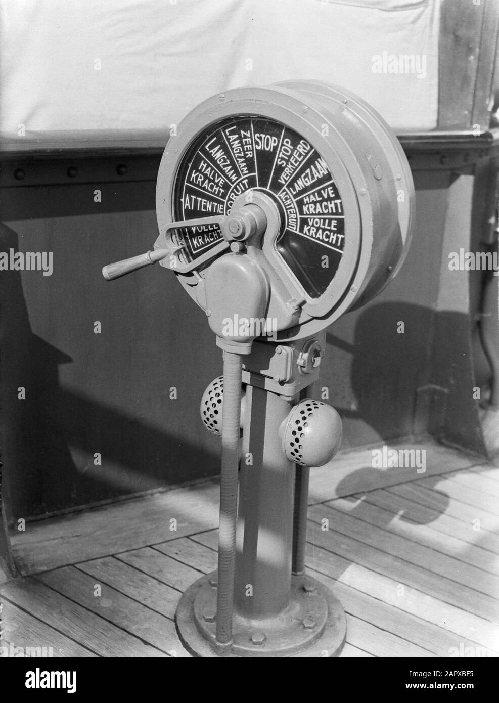 Viaggio in mare con la sig.ra Johan van Oldenbarnevelt in Norvegia livello della nave sul ponte della nave Data: 1933 luogo: Norvegia Parole Chiave: Ponti, comunicazioni, sistemi di comunicazione, crociere, navi da crociera, navi, turismo Foto Stock