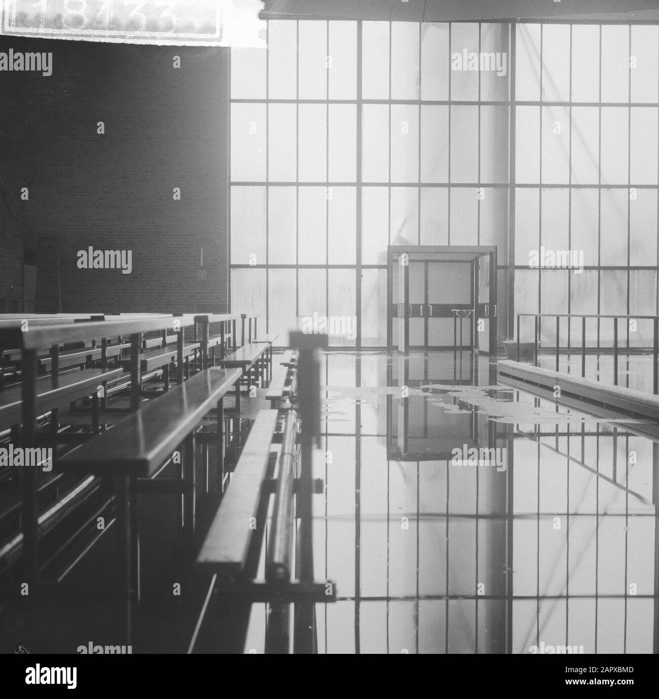 Stormschade Alla Chiesa Cattolica Romana Maria Regina A Boxtel (Noord-Brabant). Data: 4 Dicembre 1960 Luogo: Boxtel, Noord-Brabant Parole Chiave: Chiese, Stormschade Foto Stock