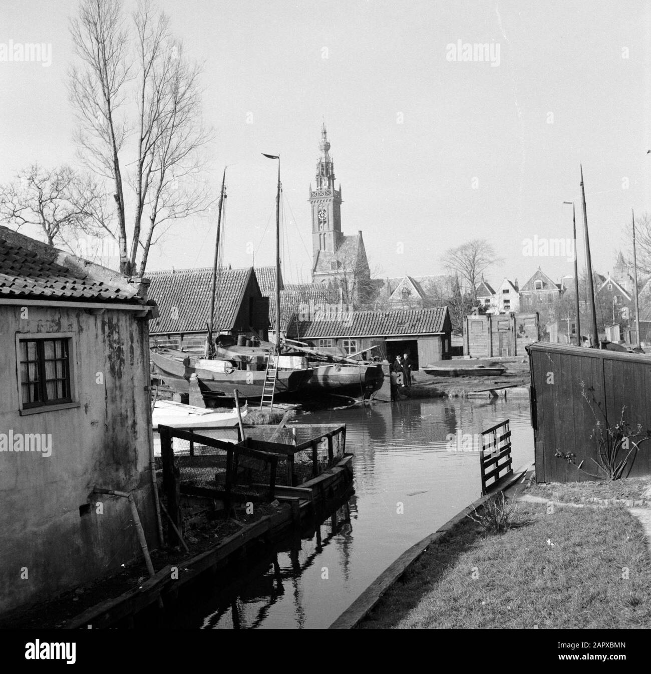 Edam cantiere con lo Speltoren in background Data: 1 gennaio 1958 luogo: Edam, Noord-Holland Parole Chiave: Gotico, canali, torri della chiesa, costruzione navale, sculture della città Foto Stock