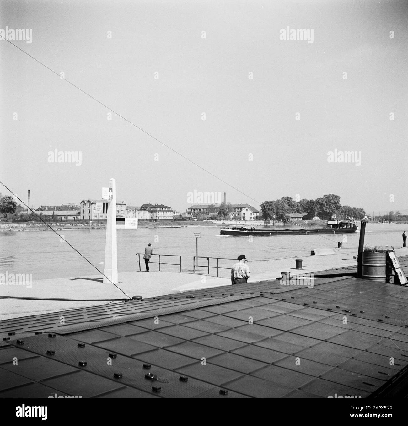 Navigazione sul Reno, rapporto della nave a motore Damco 230: La Svizzera spedisce al punto di tre frontiere Germania, Francia e Svizzera nel porto di Basilea Kleinhüningen Data: 1 aprile 1955 posizione: Basilea, Svizzera Parole Chiave: Navi terrestri, frontiere, porti, mobili di strada Foto Stock