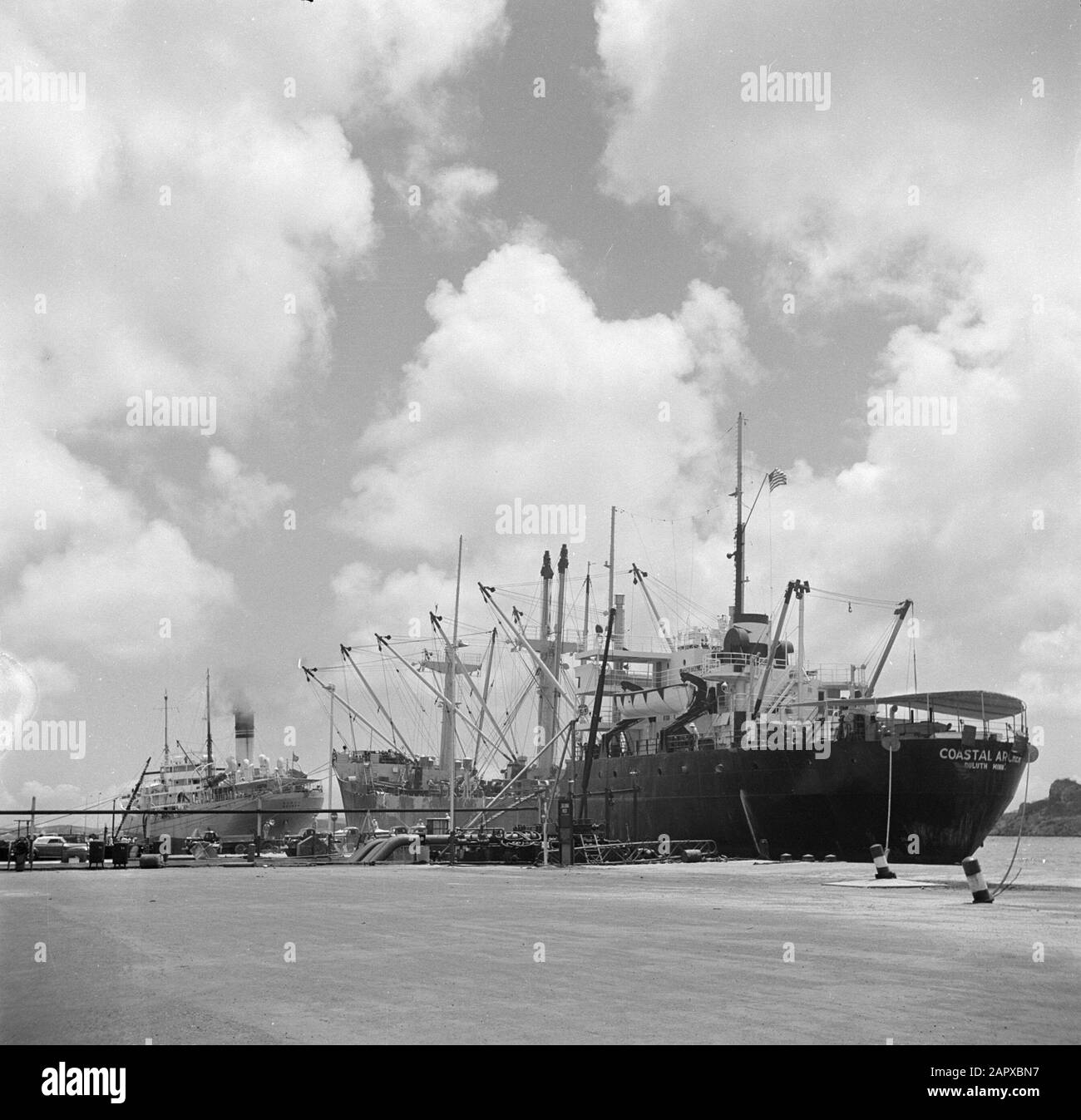 Viaggio in Suriname e le Antille olandesi navi nel porto della raffineria di petrolio della CPIM su Isla il Curaçao Data: 1947 Località: Curaçao Parole Chiave: Porti, raffinerie, navi Nome dell'istituzione: CPIM Foto Stock