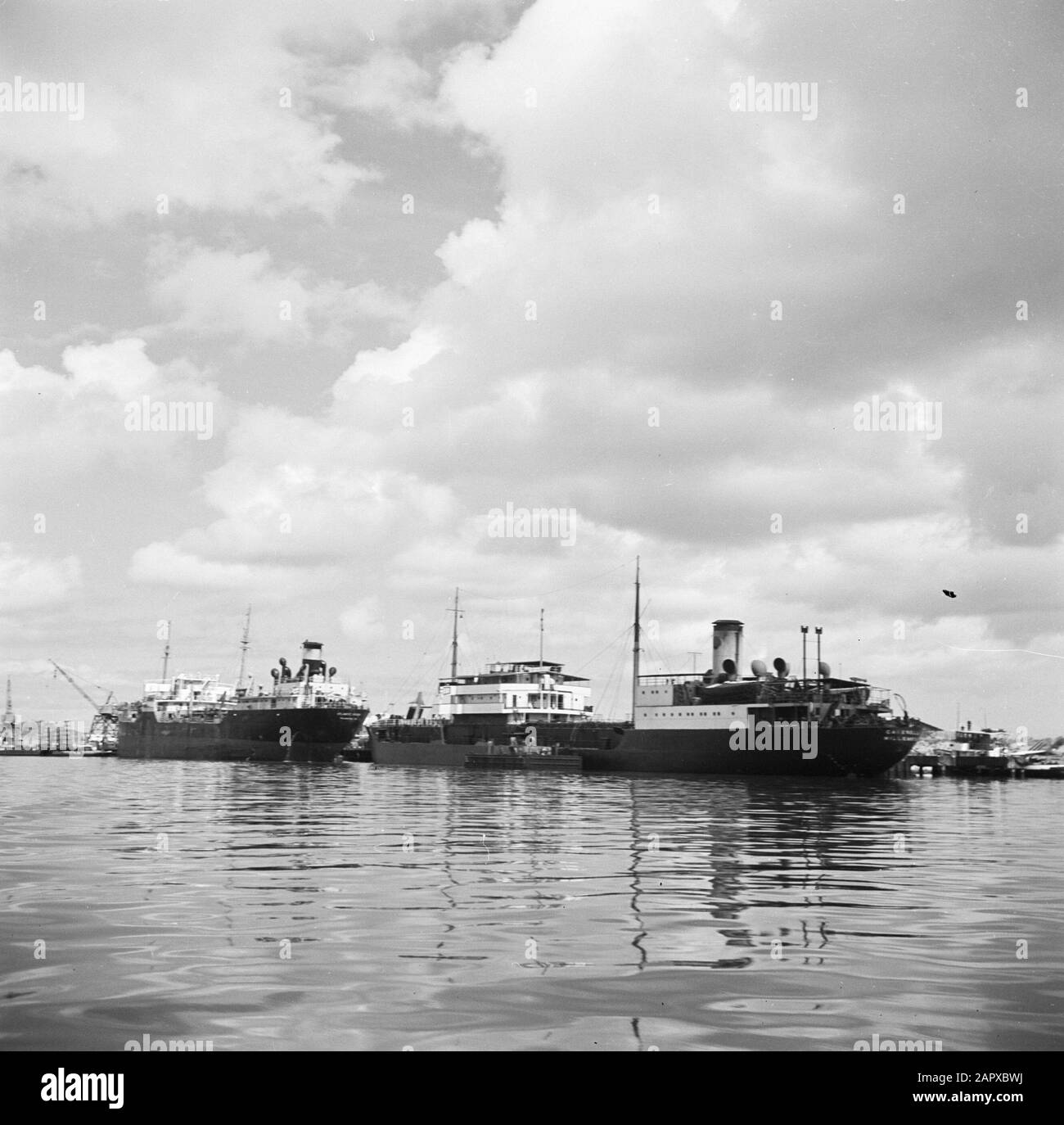 Viaggio in Suriname e le Antille olandesi navi nel porto della raffineria di petrolio della CPIM su Isla il Curaçao Data: 1947 Località: Curaçao Parole Chiave: Porti, raffinerie, navi Nome dell'istituzione: CPIM Foto Stock