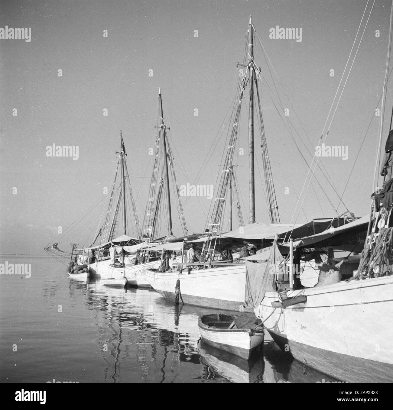 Viaggio in Suriname e le Antille Olandesi navi nel porto di Oranjestad su Aruba Data: 1947 Località: Aruba, Oranjestad Parole Chiave: Porti, navi Foto Stock