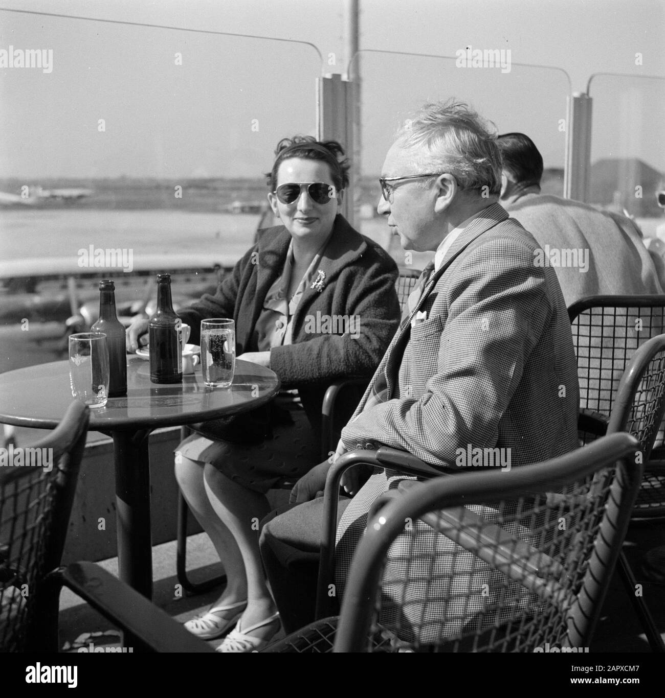 Jan Dellaert Schiphol-director Jan Dellaert e sua moglie Hilde sulla terrazza dell'aeroporto con una KLM Lockheed Super Constellation Data: Maggio 1954 luogo: Amsterdam, Noord-Holland, Schiphol Parole Chiave: Terraces, airports Nome personale: Dellaert, Jan, Hilde Institution nome: Schiphol Foto Stock