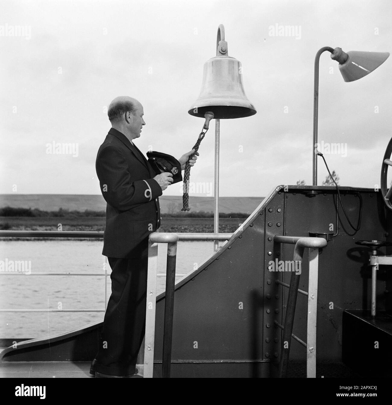 Navigazione sul Reno, reportage sulla vita e lavoro a bordo di una nave del Reno Schipper Anton Rieb del Damco 9 dà il segnale ad anello in nome di Dio, presumibilmente in Germania Ovest Data: 1 aprile 1955 posizione: Germania, Germania Ovest Parole Chiave: Comunicazione, fiumi, skipper, rimorchiatori Nome personale: Rieb, Anton Foto Stock