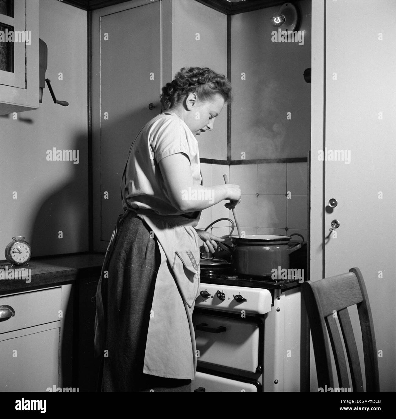 Navigazione sul Reno, rapporto sulla vita e sul lavoro a bordo di una nave del Reno Shipperswoman Rieb agitazione in una padella sulla stufa nella sua cucina a bordo del Damco 9 Data: 1 aprile 1955 Ubicazione: Germania, Germania occidentale Parole Chiave: Vita quotidiana, famiglia, cucine, rimorchiatori, preparazione alimentare Nome dell'istituzione: Damco Scheepvaartmaatschappij N.V. Foto Stock Navigazione sul Reno, rapporto sulla vita e sul lavoro a bordo di una nave del Reno Shipperswoman Rieb agitazione in una padella sulla stufa nella sua cucina a bordo del Damco 9 Data: 1 aprile 1955 Ubicazione: Germania, Germania occidentale Parole Chiave: Vita quotidiana, famiglia, cucine, rimorchiatori, preparazione alimentare Nome dell'istituzione: Damco Scheepvaartmaatschappij N.V. Foto Stock