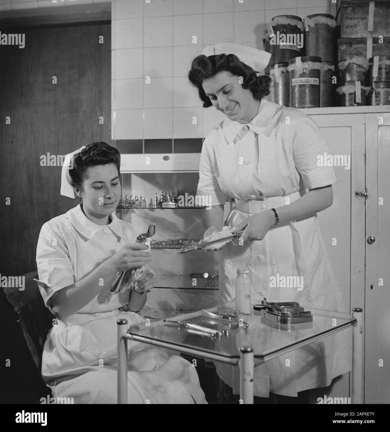 HIE [Olanda in Inghilterra]/Anefo serie London pulizia e disinfezione delle apparecchiature mediche Data: 1944 Ubicazione: Gran Bretagna Parole Chiave: Seconda guerra mondiale, infermieri, infermieri Foto Stock