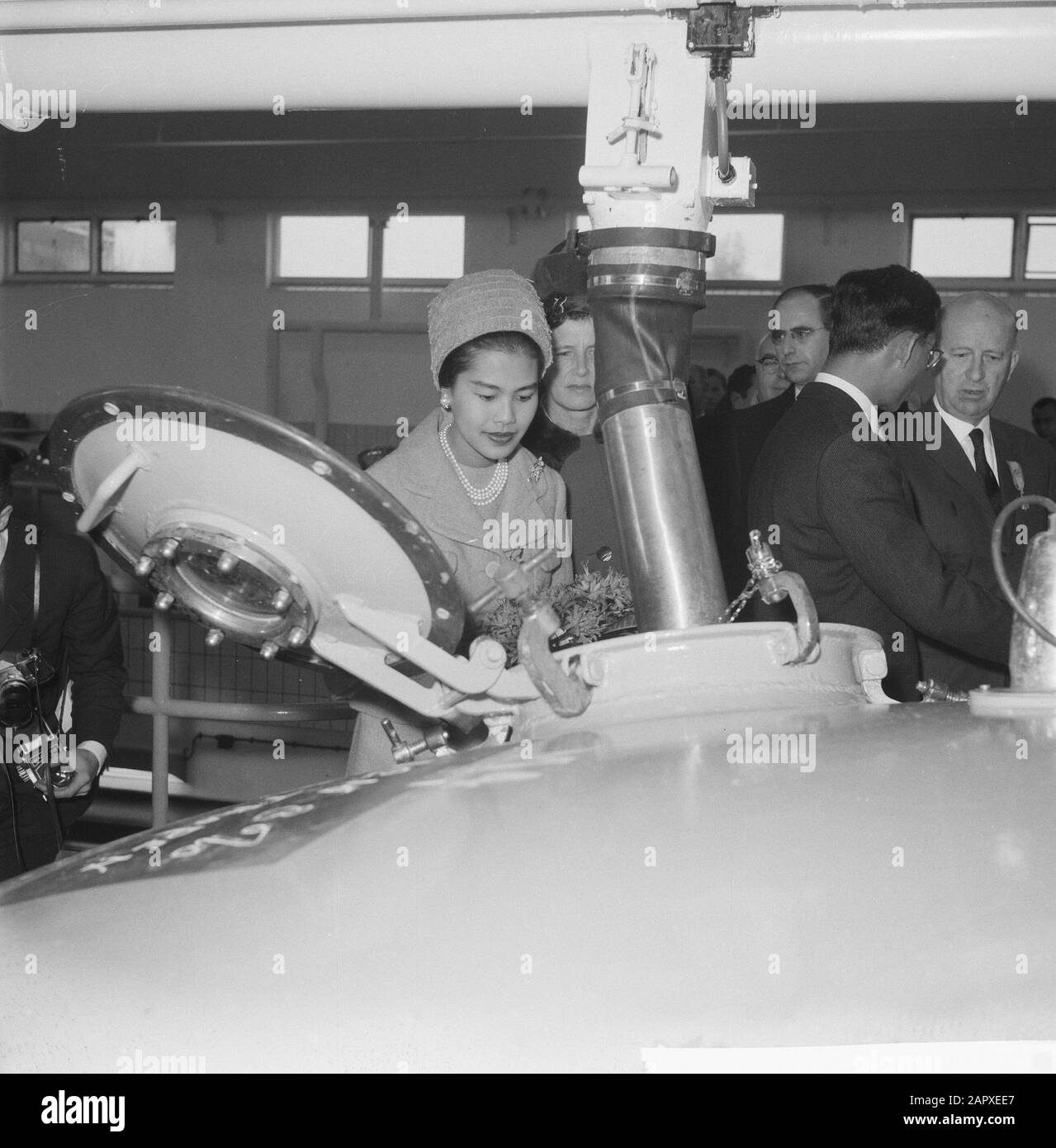 La coppia reale della Thailandia visita Coop. Oh, Centr. Bernardus Data: 26 Ottobre 1960 Luogo: Thailandia Parole Chiave: Coppie Di Principi Nome Dell'Istituzione: Milkfabriek Sint Bernardus Foto Stock