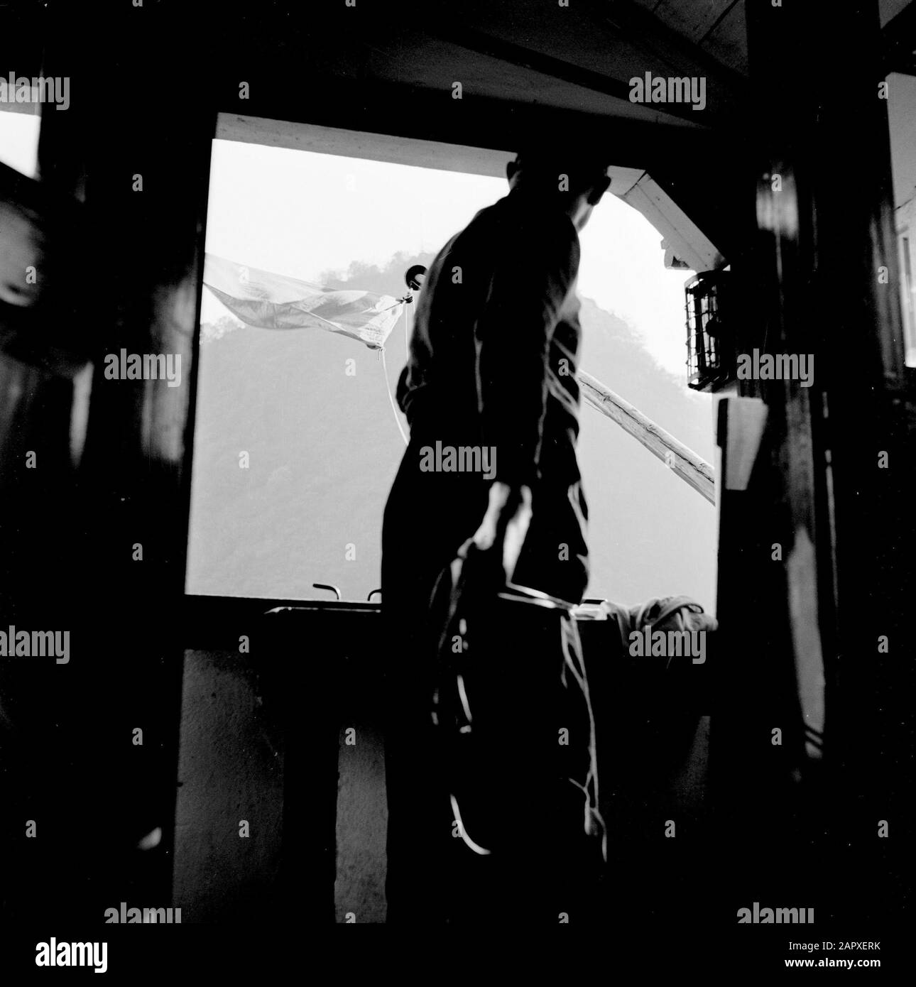 Navigazione sul Reno, reportage su vivere e lavorare a bordo di una nave del Reno Signalkeeper blocca la bandiera bianca al posto di segnale al Lorelei Data: 1 aprile 1955 posizione: Germania, Sankt Goarshousen, Germania occidentale Parole Chiave: Navigazione interna, segnali, bandiere Foto Stock