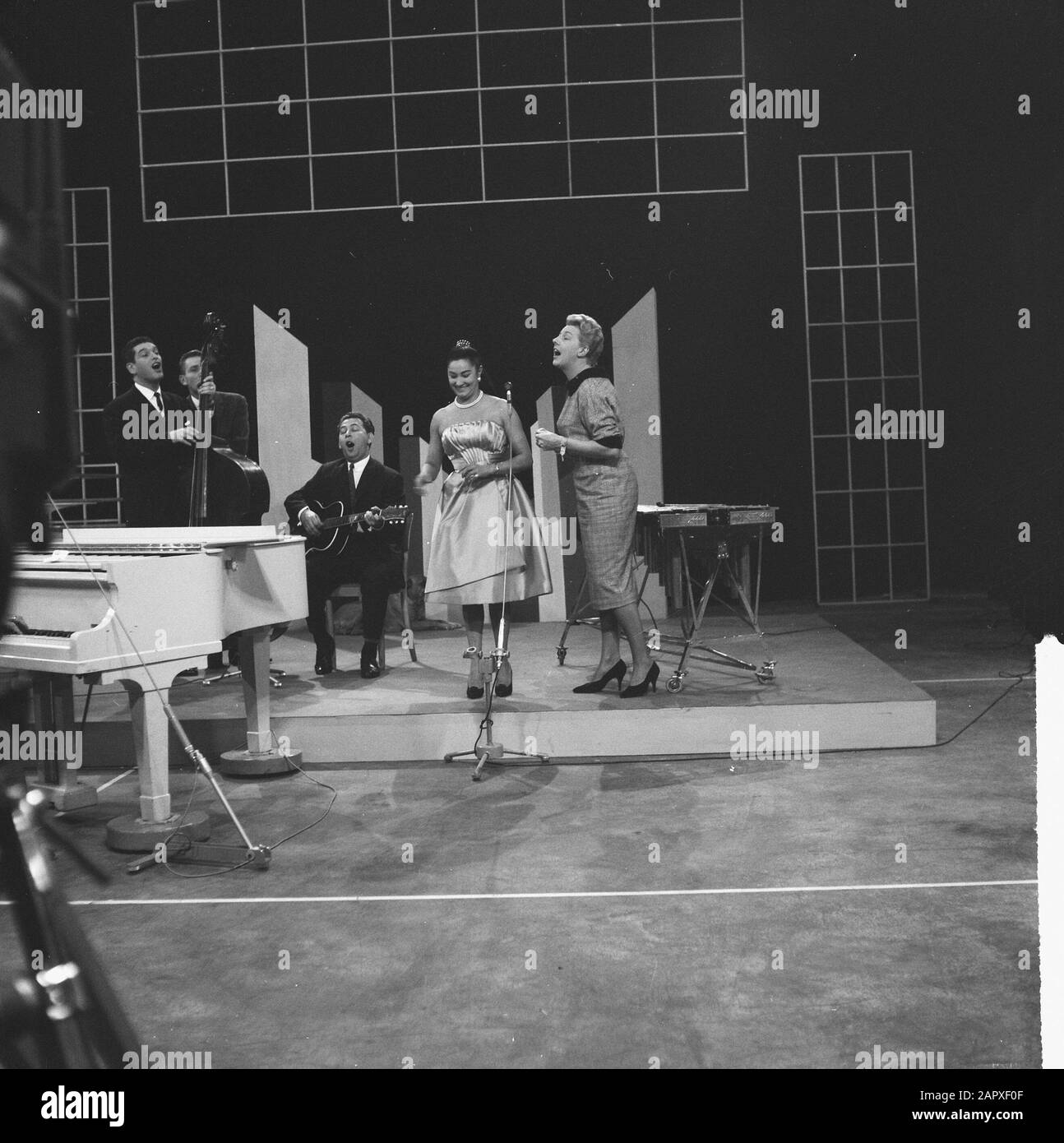 Televisione foto trasmissione dal Expohal, Sony Day canta con Pia Beck Data: 10 Dicembre 1960 Parole Chiave: Televisione foto trasmissioni Nome personale: Beck, Pia, Expohal Foto Stock