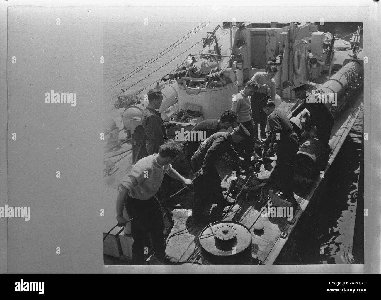 Navy [Navy] Anefo serie London Series: Barche a motore olandese in Gran Bretagna. Work with siluro tubes Annotation: Repronegative Date: July 1944 Location: Great Britain Keywords: Crew, navy, warships, World War II Foto Stock