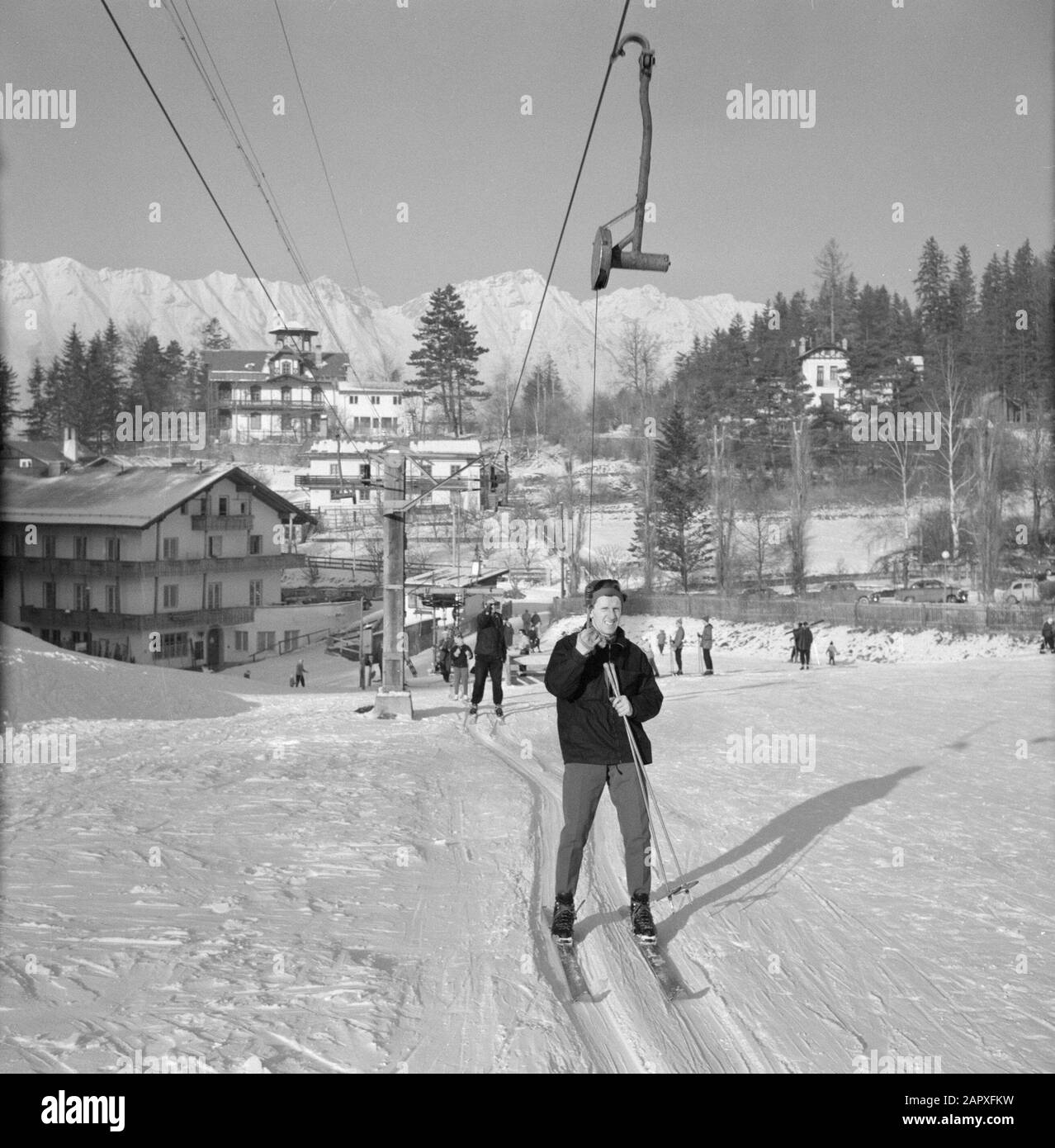 Inverno In Tirolo Sciatori al traino ascensore Data: Gennaio 1960 Località: Igls, Austria, Tirolo Parole Chiave: Montagne, villaggi, paesaggi, impianti di risalita, sci, neve, inverno, sport invernali Foto Stock