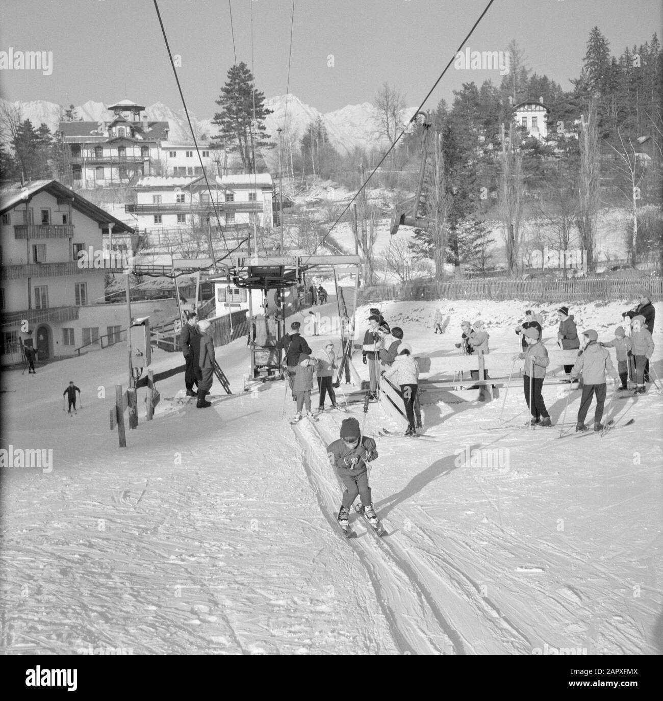 Inverno In Tirolo Sciatori al traino ascensore Data: Gennaio 1960 Località: Igls, Austria, Tirolo Parole Chiave: Montagne, villaggi, paesaggi, impianti di risalita, sci, neve, inverno, sport invernali Foto Stock
