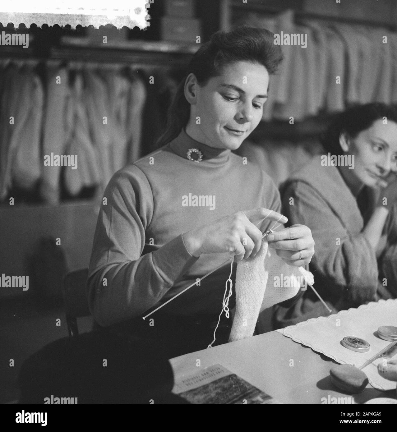 ASSIGNMENTS Vrije Volk, Holiday on Ice, recordings in the Changing rooms Annotation: Knitting skater Date: December 14, 1960 Location: Rotterdam Keywords: Knitting, Ice Dancing, Revues Institution name: Holiday On Ice, Vrije Volk Foto Stock