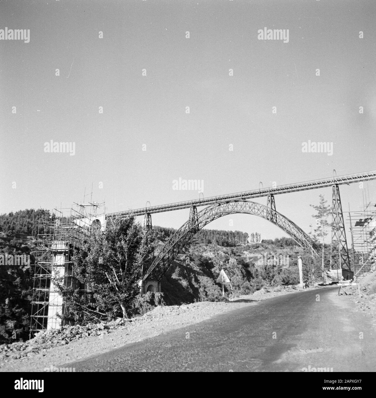 Regione del vino Ponte ferroviario nel sud della Francia Data: Non data posizione: Francia Parole Chiave: Paesaggi, ponti ferroviari, ferrovie, strade Foto Stock