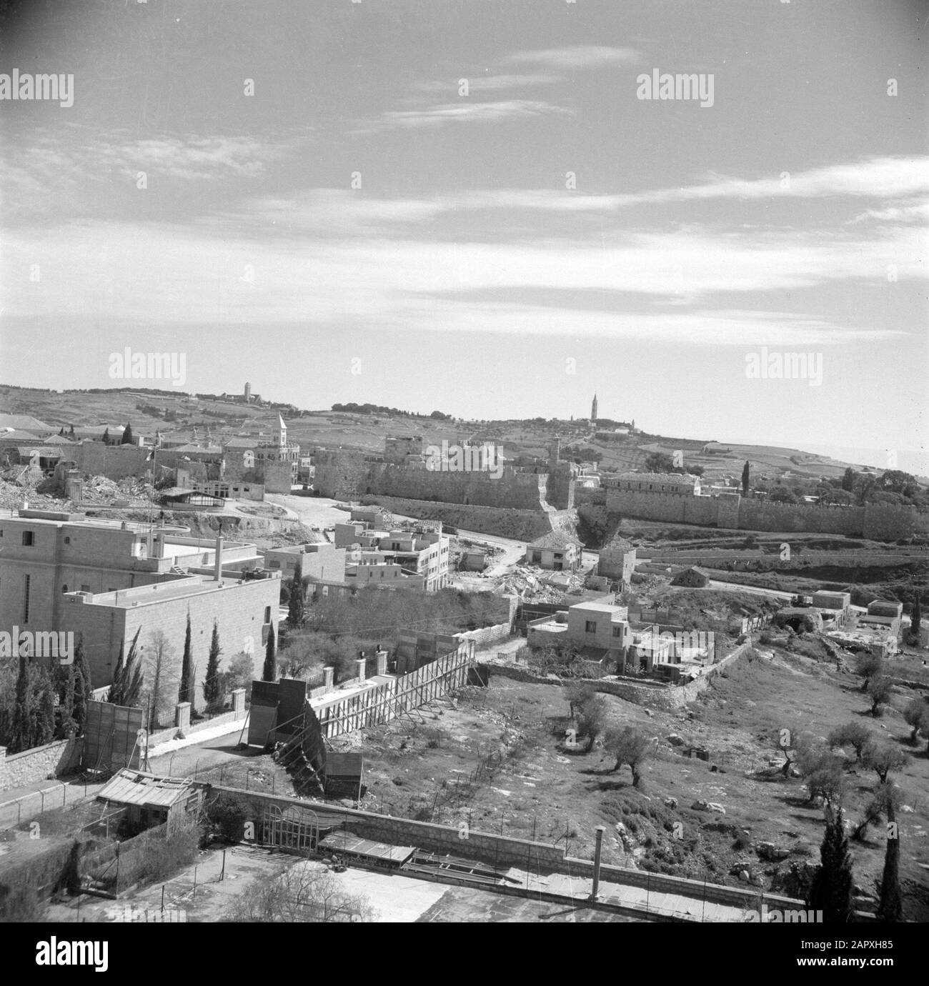 Israele 1948-1949: Città di Gerusalemme con in primo piano probabilmente la partizione tra Giordania e Israele Jerusalem Annotazione: Dal 1948 al 1967 Gerusalemme fu divisa in una Gerusalemme ovest israeliana e una Gerusalemme est giordana Data: 1948 luogo: Israele, Gerusalemme Parole Chiave: Panorami, paesaggi urbani, barriere Foto Stock