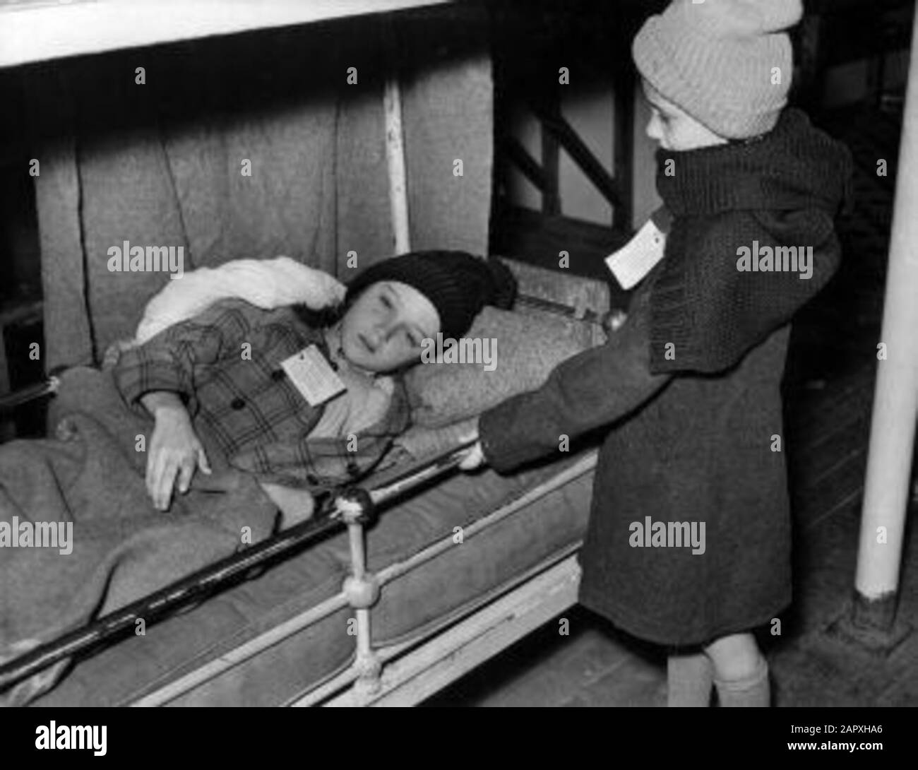 Rimpatriati stanchi e malinconico dall'Indonesia, venuti nei Paesi Bassi da M.S. Tegelberg, bambini a e in letto a castello, il 28 agosto 1946. Foto Stock