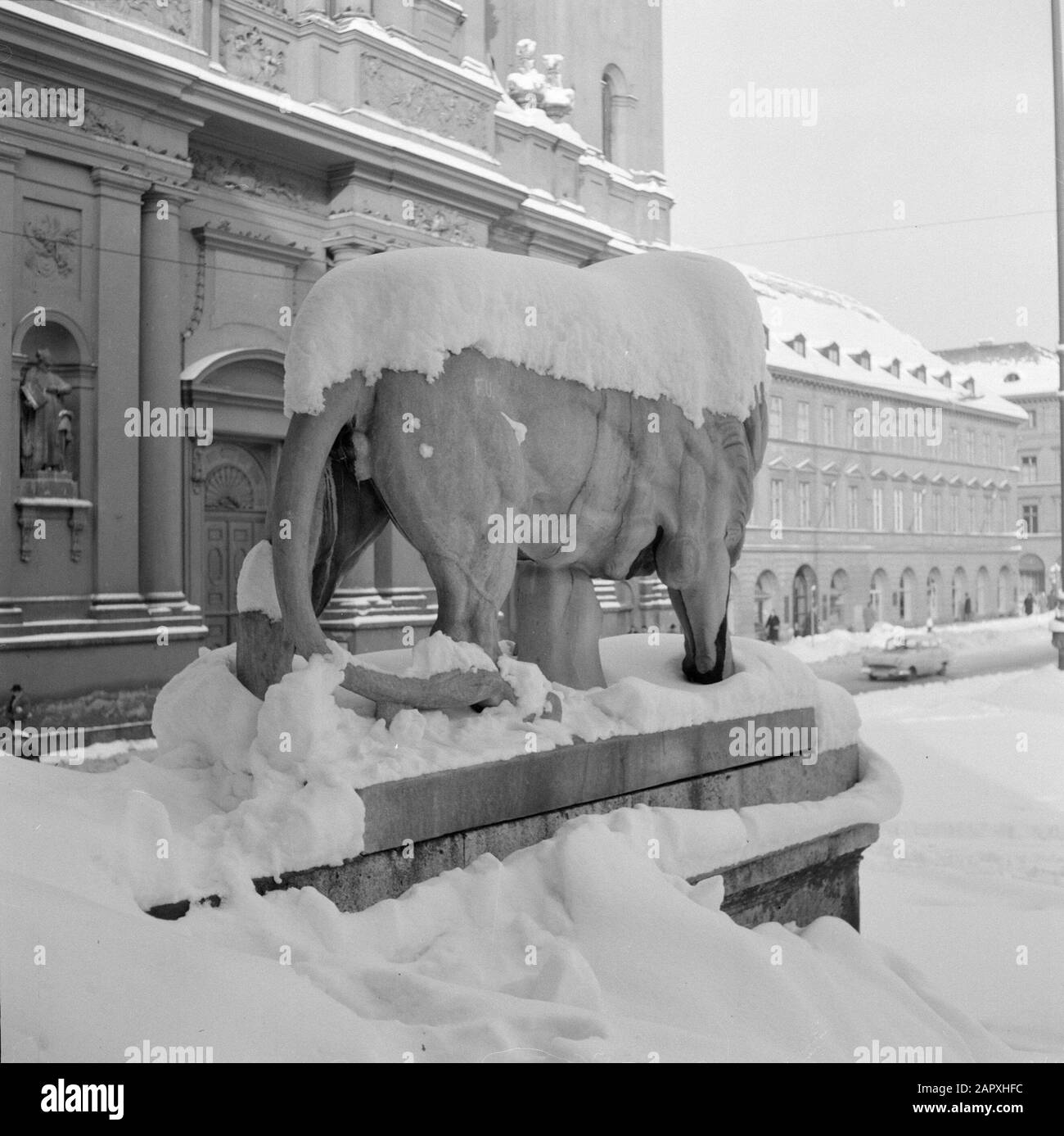 Visita alla Statua di Monaco di Baviera di un leone nella neve nel Feldherrnhalle al Odeonsplatz Data: 1 dicembre 1958 posizione: Baviera, Germania, Monaco di Baviera, Germania Ovest Parole Chiave: Piazze, neve, statue, inverno Foto Stock