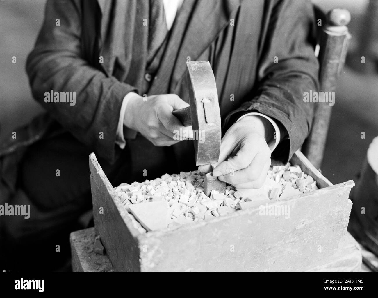 Roma: Atelier mosaico papale nella Città del Vaticano le pietre runiche per il mosaico sono tagliate nella giusta forma Data: Dicembre 1937 Località: Italia, Roma, Città del Vaticano Parole Chiave: Ateliers, artisti visivi, mosaici, arte religiosa Foto Stock