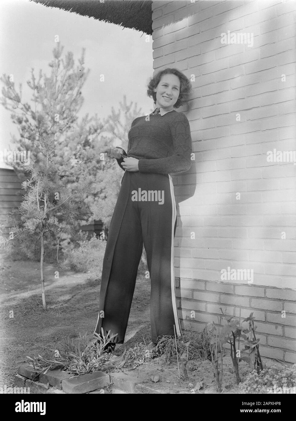 Moda fotografia Figliastra Hans pose in un maglione a maglia Data: 1932 Parole Chiave: Abbigliamento Foto Stock