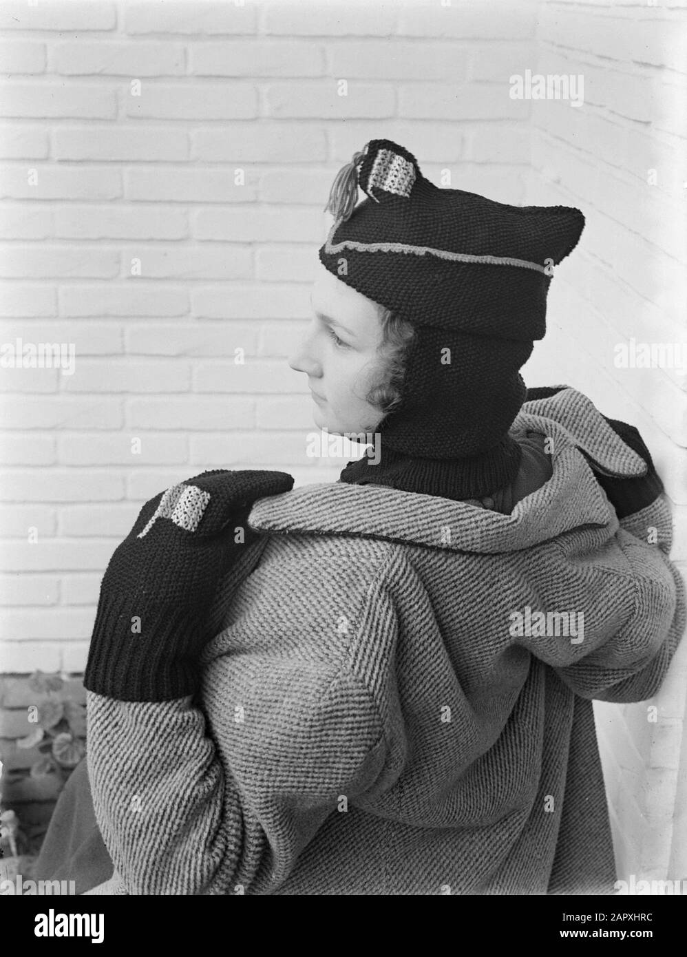 Moda fotografia Figliastra Hans posa con guanti a maglia e cappello Data: 1932 Parole Chiave: Abbigliamento Foto Stock