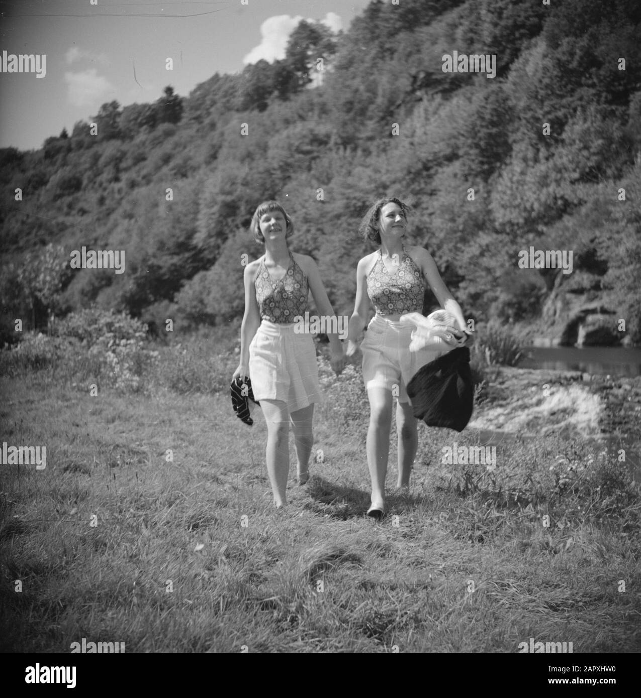 Foto di famiglia Step-Figlie Hans en Renée camminando lungo un ruscello Data: 1939 Ubicazione: Ardenne, Belgio Foto Stock