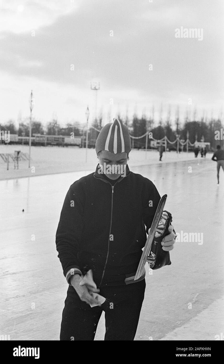 Campionati olandesi nel 1967 su Jaap Edenbaan Stieen Kaiser Annotazione: NEG. Nr. 29 Data: 8 gennaio 1967 Località: Amsterdam, Noord-Holland Parole Chiave: Pattinaggio, skater, competizioni Nome personale: Baas-Kaiser, Sten Foto Stock