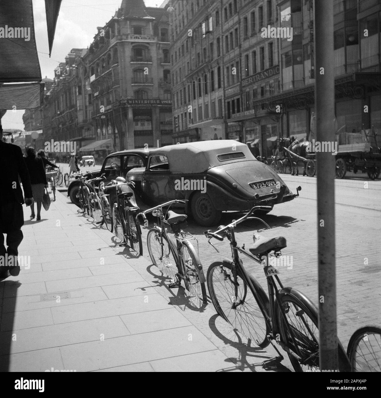 Via a Ginevra? Con passaggio edificio a sinistra Data: 1946 luogo: Ginevra, Svizzera Parole Chiave: Automobili, biciclette, immagini di strada Foto Stock