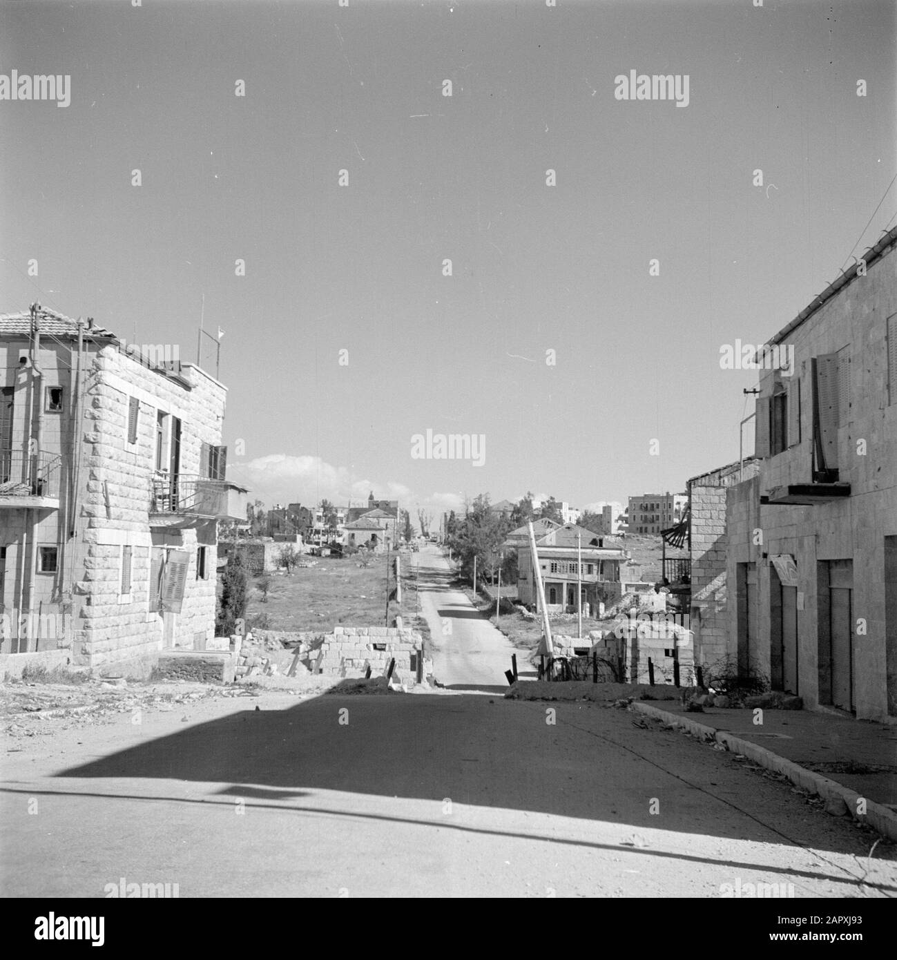 Israele 1948-1949: Jerusalem Street con una barriera, presumibilmente situata al confine tra Giordania e Israele Gerusalemme Annotazione: Dal 1948 al 1967 Gerusalemme è stata divisa in una Gerusalemme ovest israeliana e una Gerusalemme est giordana Data: 1948 luogo: Israele, Gerusalemme Parole Chiave: Valichi di frontiera, città, strade, barriere Foto Stock
