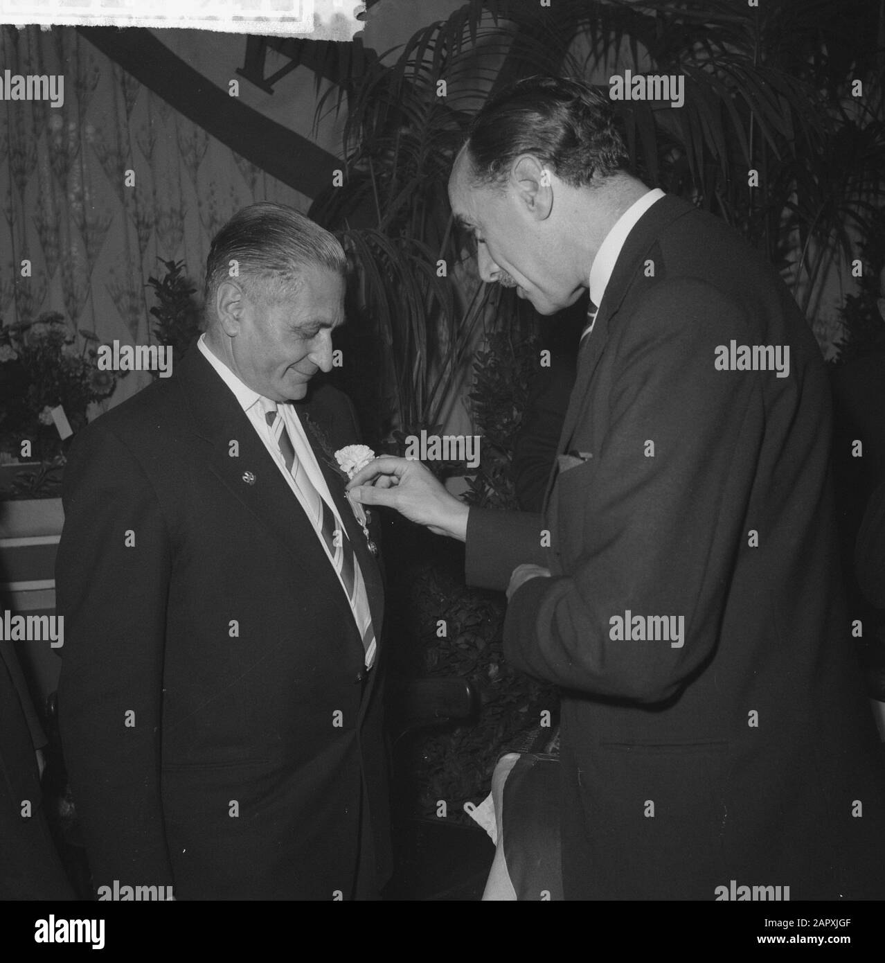 Volewijckers esiste 40 anni, segretario Ph. K. Corstens riceve medaglia d'argento Nell'Ordine di Orange Nassau, a destra Sig. Marne Data: 5 novembre 1960 Parole Chiave: Medaglie onorarie, Distinte, Segretari Nome personale: Ordine di Orange Nassau, Ph. K. Corstens Nome dell'istituzione: Volewijckers Foto Stock