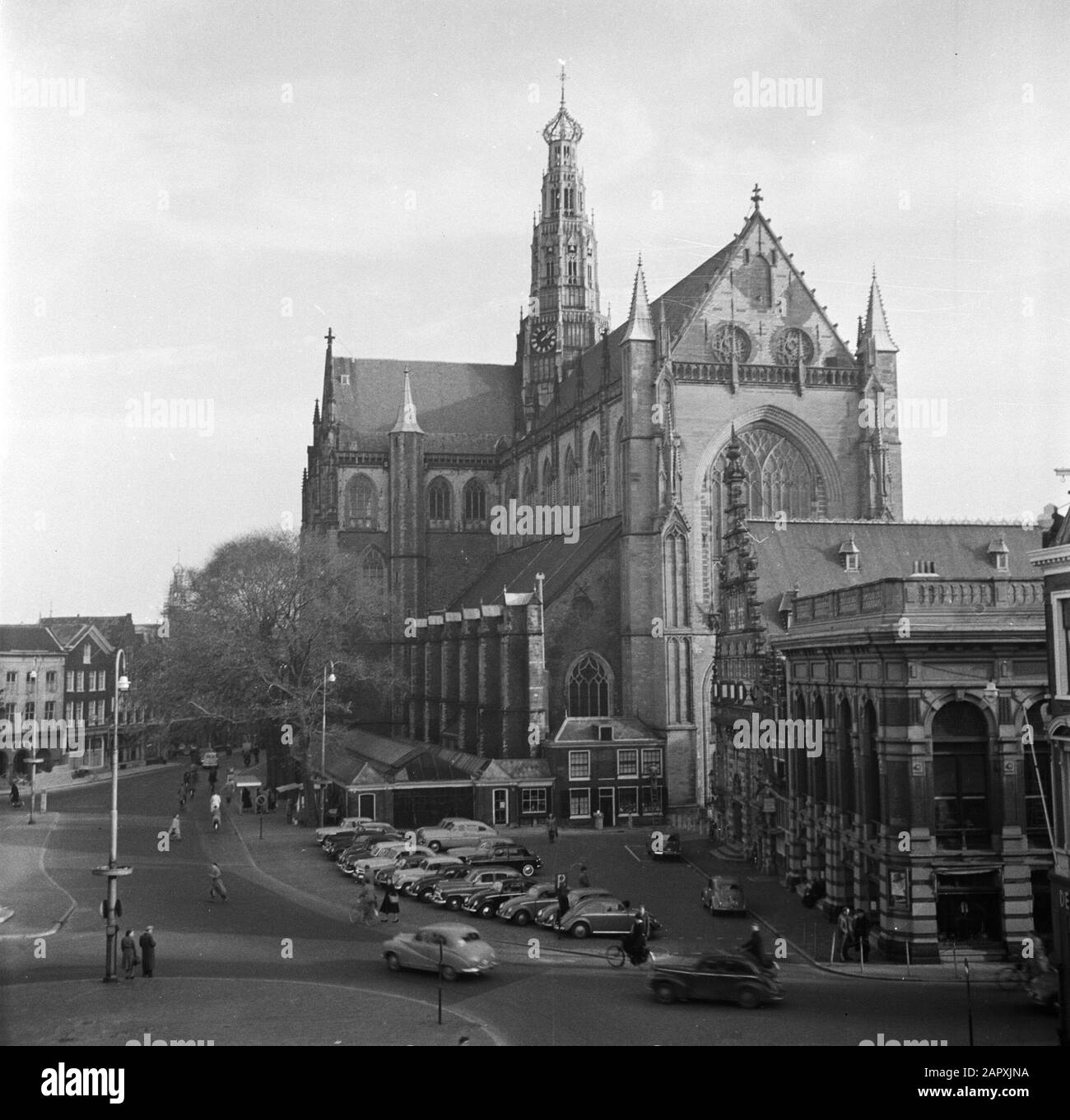 Sculture di strada, chiese, esterno, auto, grande mercato Data: Non data posizione: Haarlem Parole Chiave: Auto, esterno, chiese, immagini di strada Nome personale: Grande mercato Foto Stock