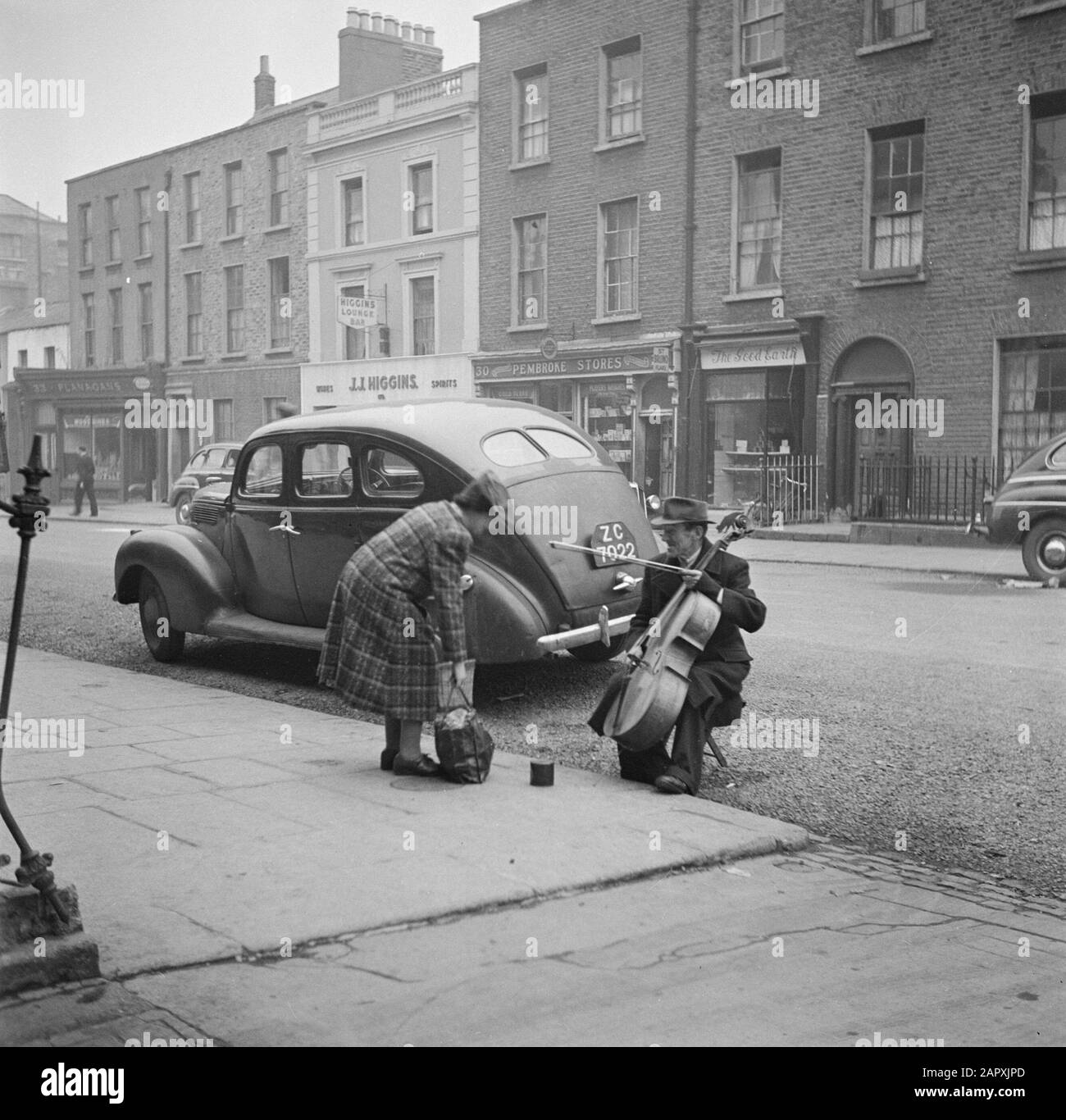 Dublin Street musicista a Dublino Data: 1946 posizione: Dublino, Irlanda Parole Chiave: Musicisti, immagini di strada Foto Stock