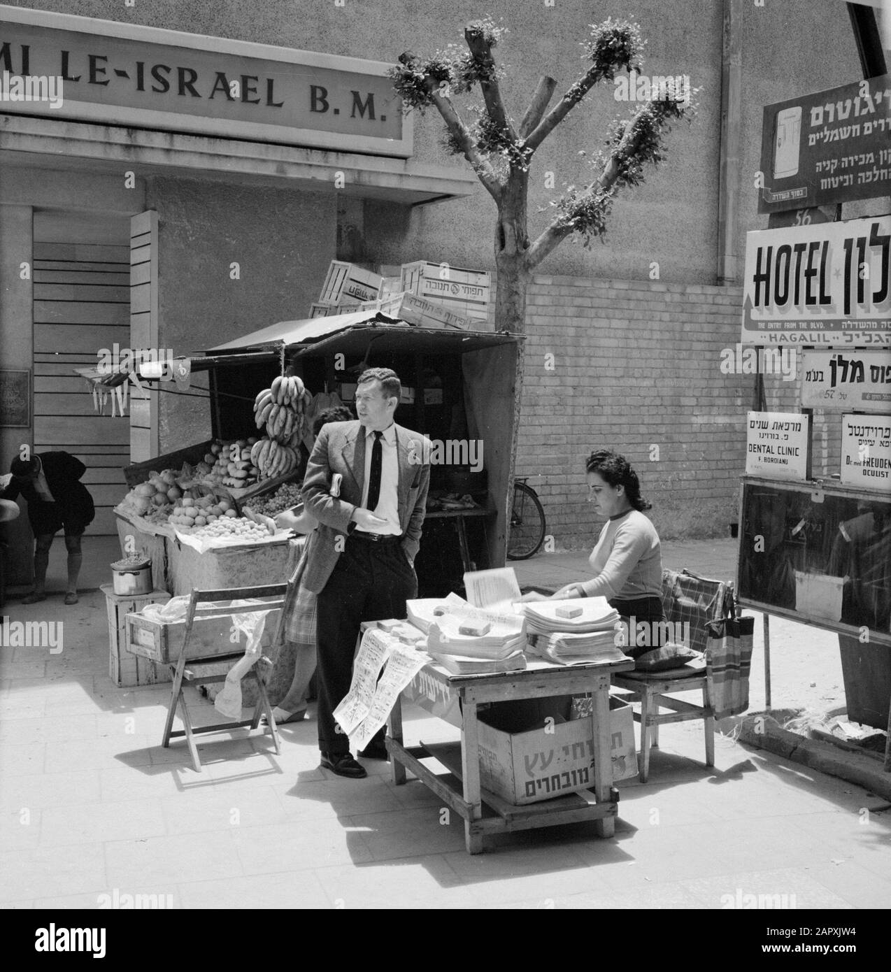 Israele 1964-1965: Tel Aviv, venditori ambulanti fornitore di frutta e un fornitore di strada di giornali Data: 1964 luogo: Israele, Tel Aviv Parole Chiave: Frutta, giornali, statue di strada, venditori ambulanti Foto Stock