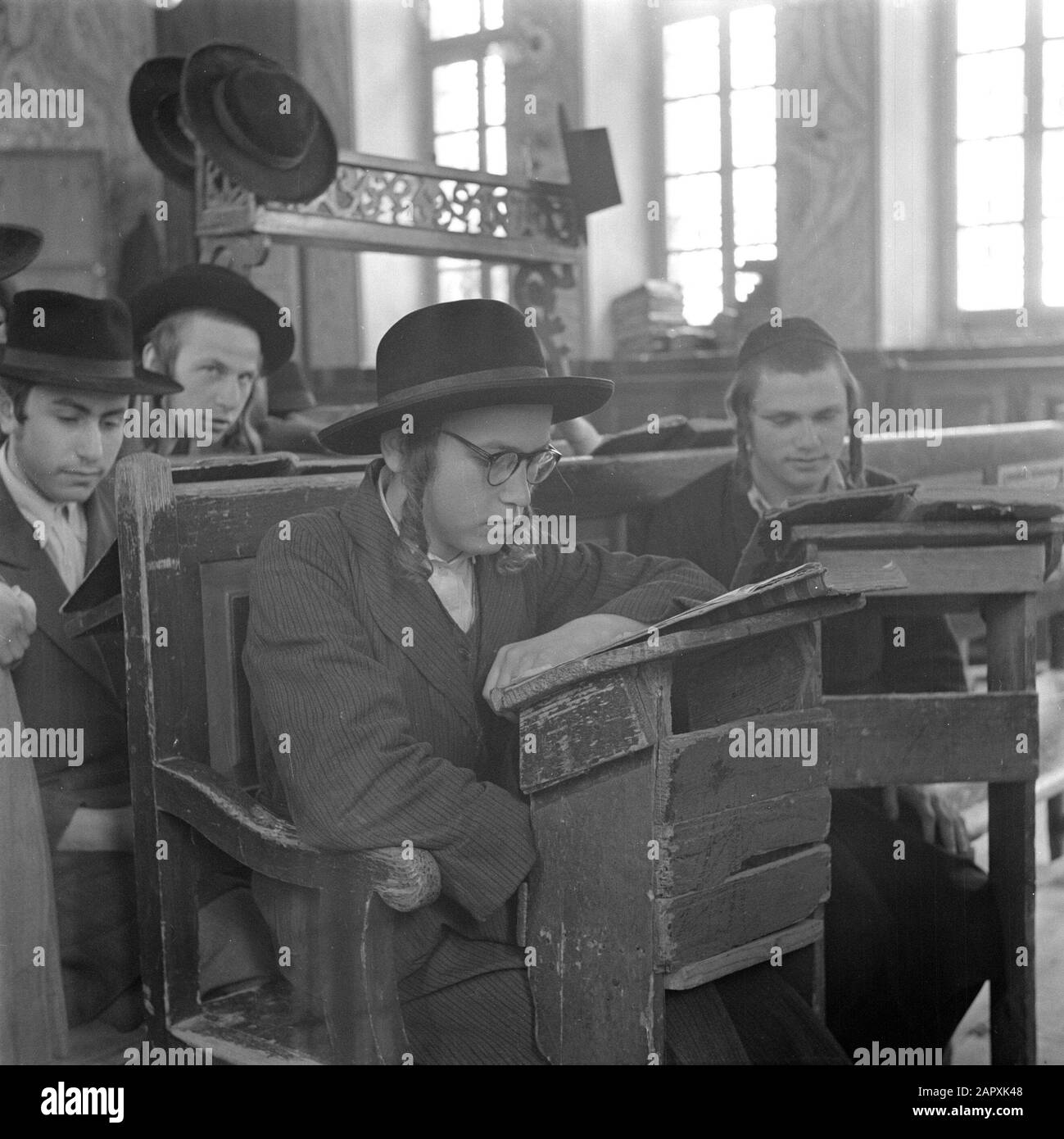 Israele 1948-1949: Studenti di Gerusalemme di un Jeshiwa (un college Talmud) nel distretto di Mea Shearim Data: 1948 luogo: Israele, Gerusalemme, Mea Shearim Parole Chiave: Lezioni, lettura, mobili, scuole, studenti Foto Stock
